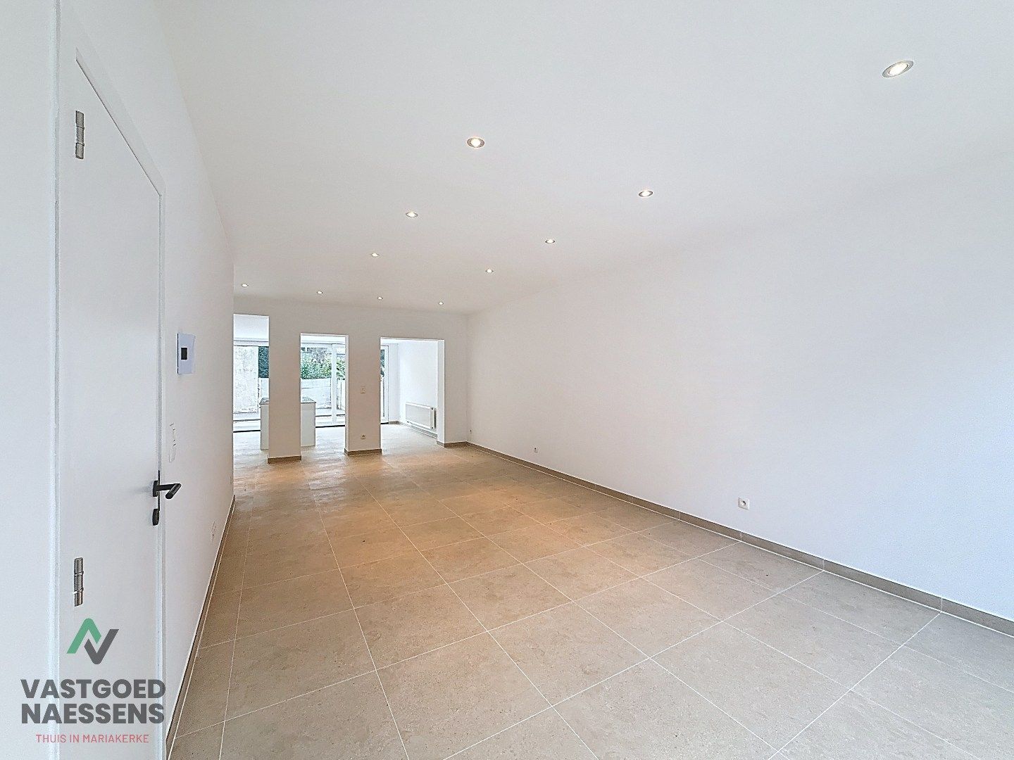 VOLLEDIG GERENOVEERDE WONING MET TUIN / 5 SLPK  foto 2