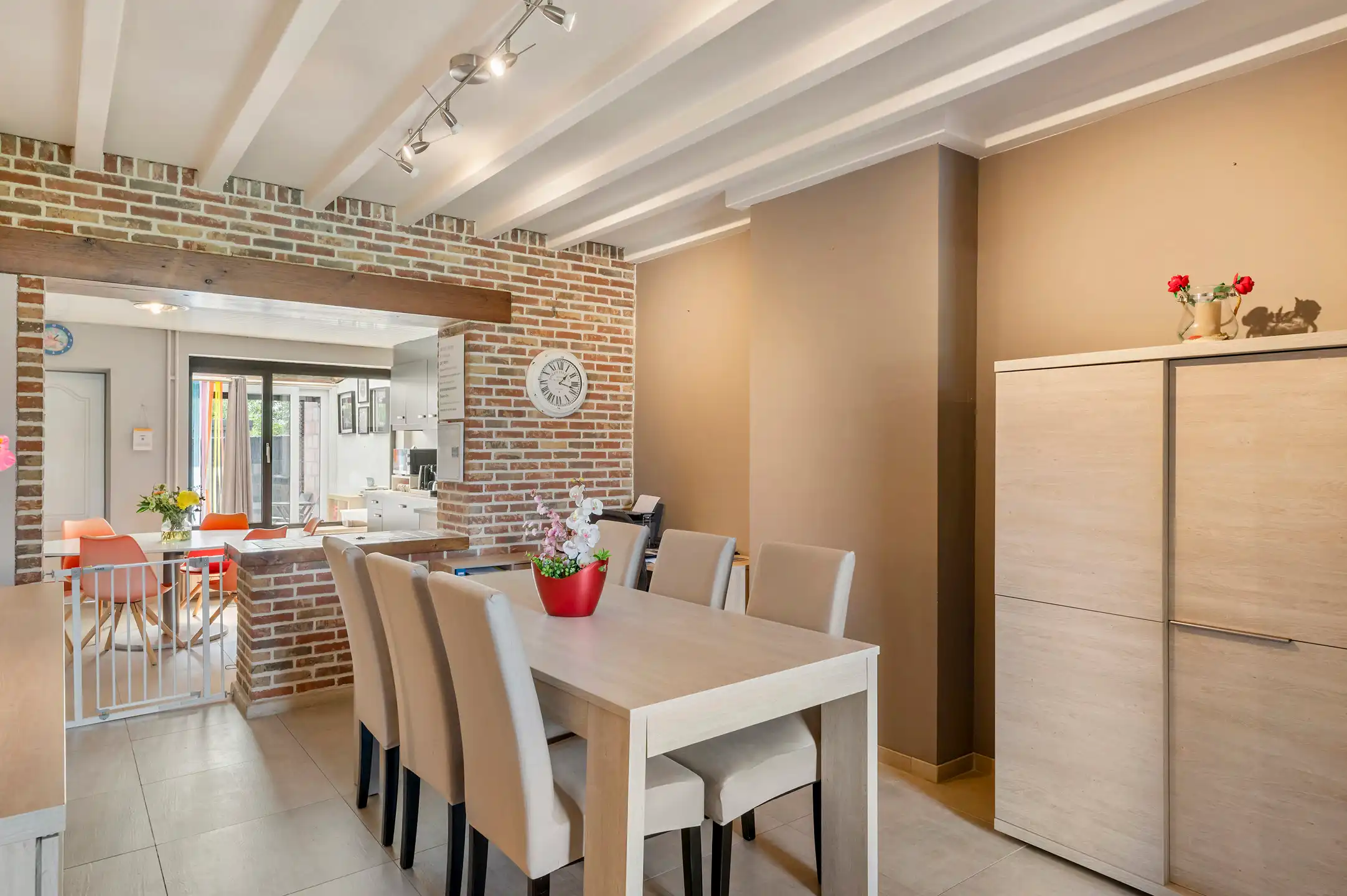 Doodlopend gelegen woning (189m²) met 4 slk’s en zuid gerichte tuin. foto 3