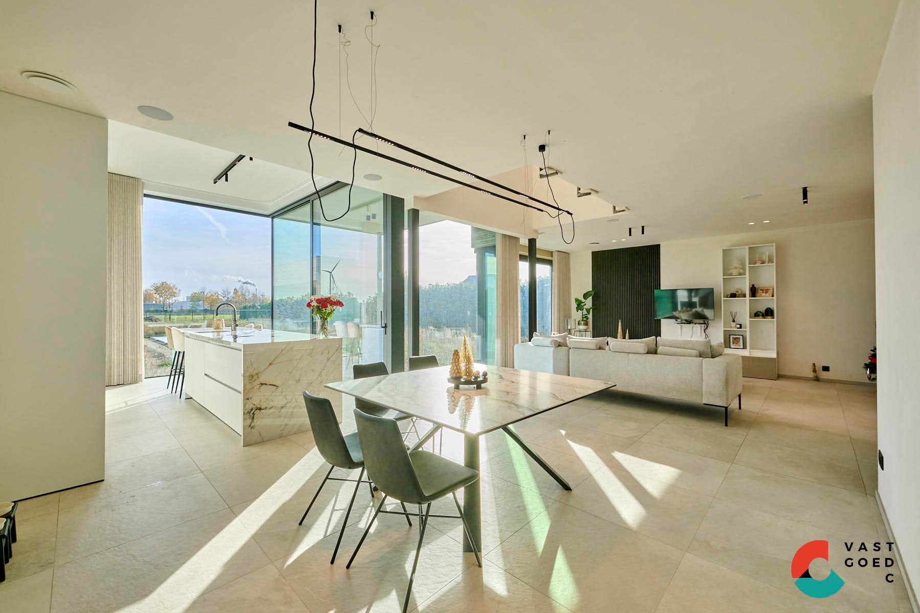 Moderne villa met zwembad op een knap perceel van 16 are. foto 9