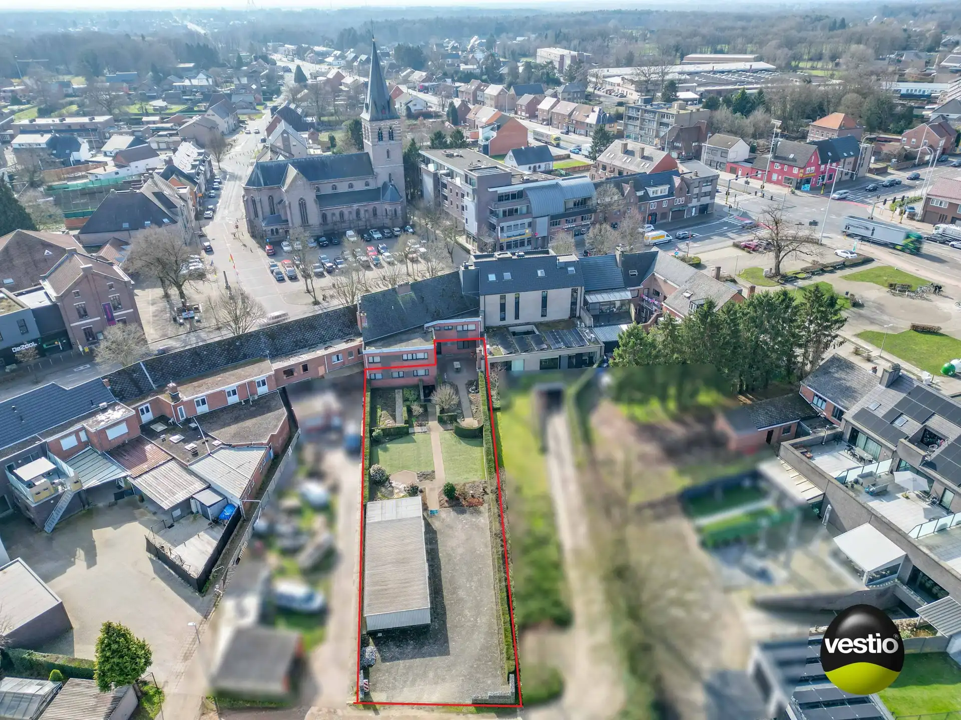 GELIJKVLOERS APPARTEMENT 3 SLAAPKAMERS 171 M² + HANDELSRUIMTE + TUIN + 5 GARAGES + ZOLDER foto 2