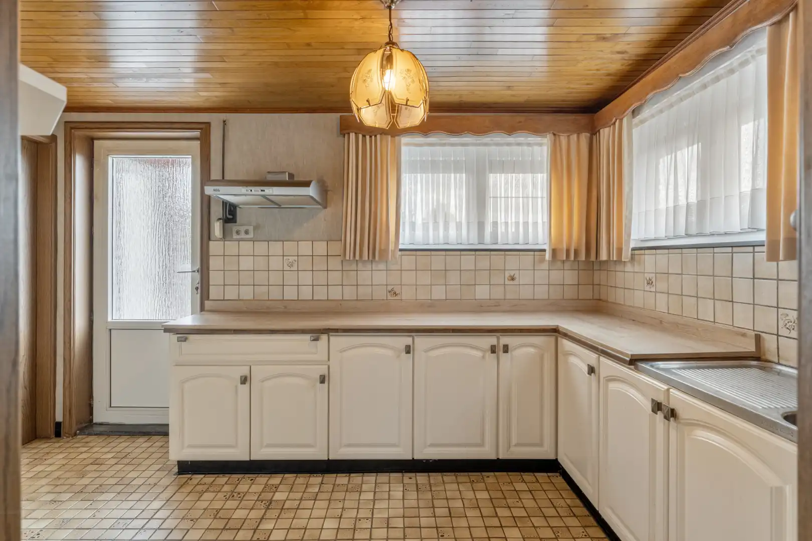 Op te frissen, halfvrijstaande gelijkvloerse woning gelegen in een rustige omgeving op 8a58ca. foto 9