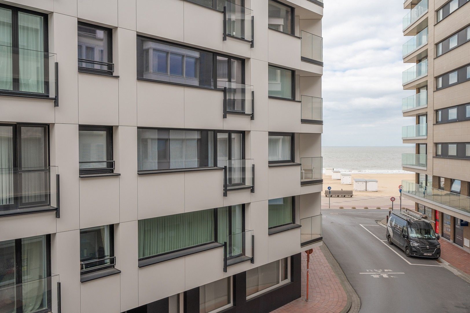 Gerenoveerd appartement met 3 slaapkamers, gelegen nabij de Zeedijk en het Driehoeksplein. foto 2