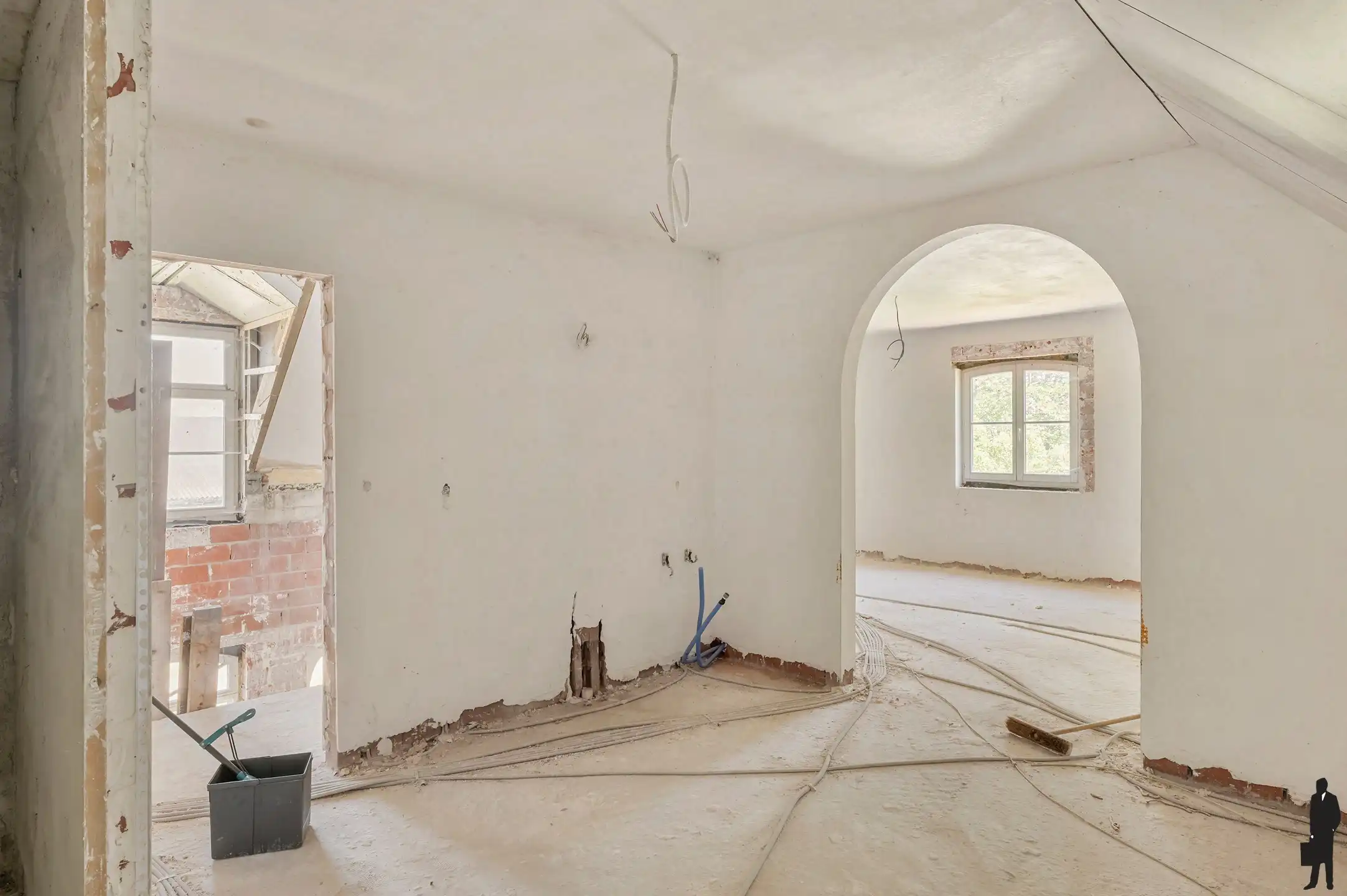 Authentieke hoeve in renovatie op een uitzonderlijk ruim perceel, rustig en landelijk gelegen met een uitstekende zuidelijke oriëntatie. foto 12