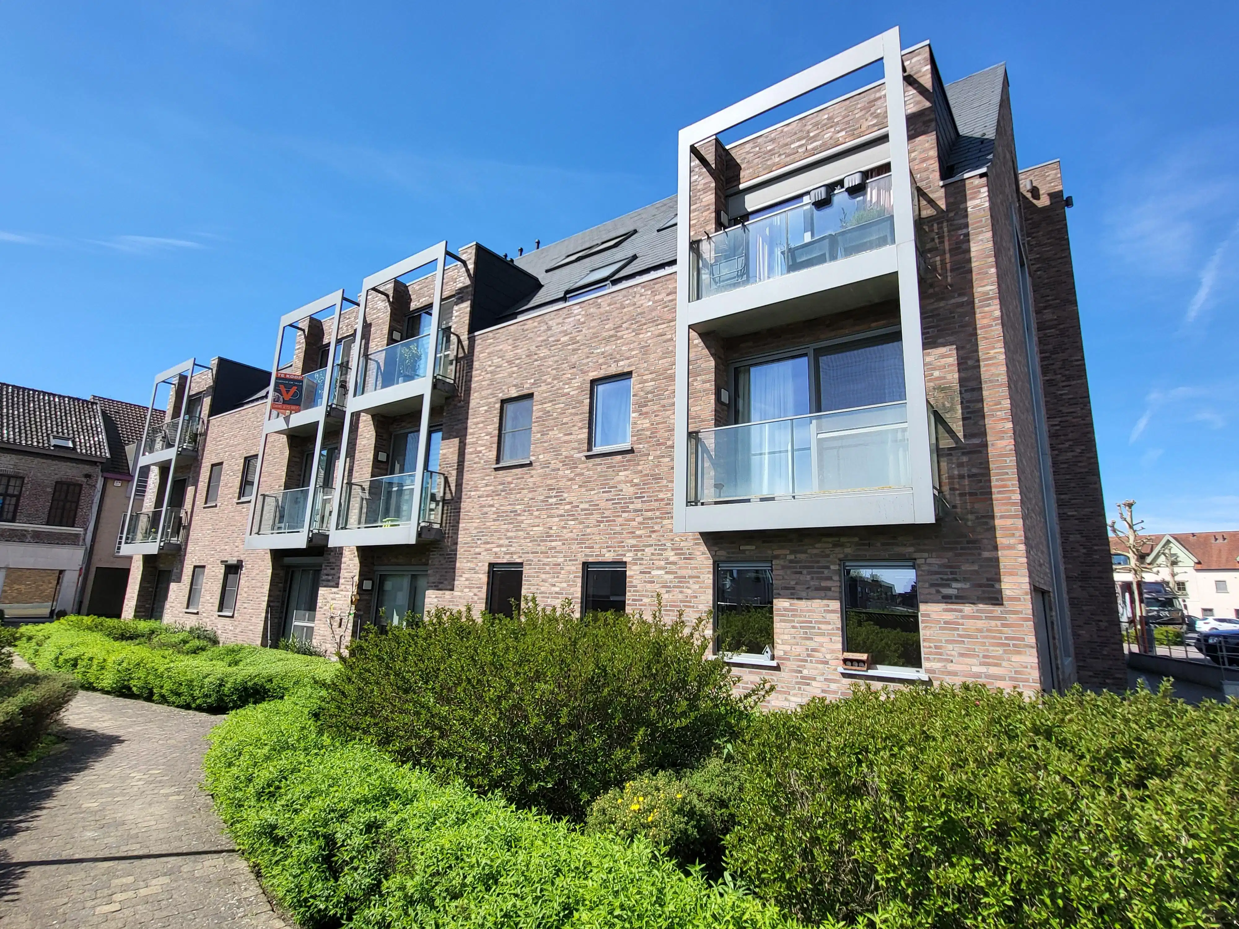 Instapklaar en energiezuinig appartement (66 m²) met zuidgerichte terrassen, ideaal gelegen in een rustige dorpsomgeving op wandelafstand van winkels, openbaar vervoer en scholen.  foto {{pictureIndex}}
