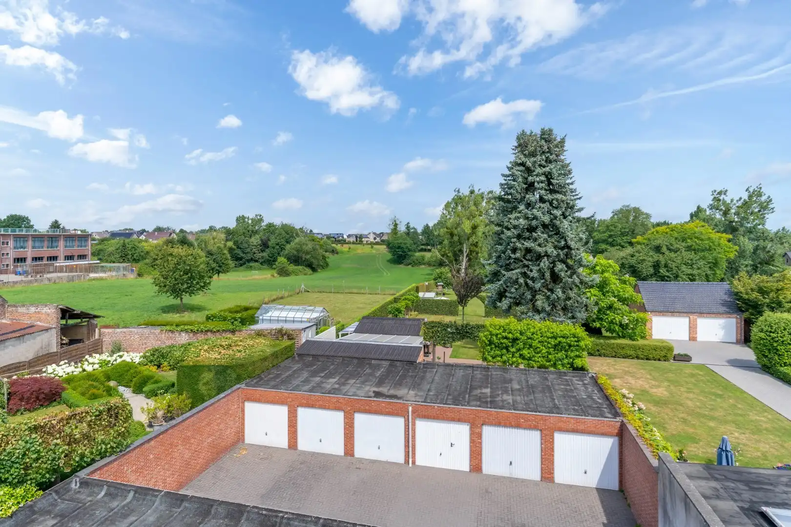 Ruim appartement op de 3° verdieping in hartje Hoeselt, met 3 slaapkamers, garage en prachtig terras met panoramisch uitzicht.  foto 28