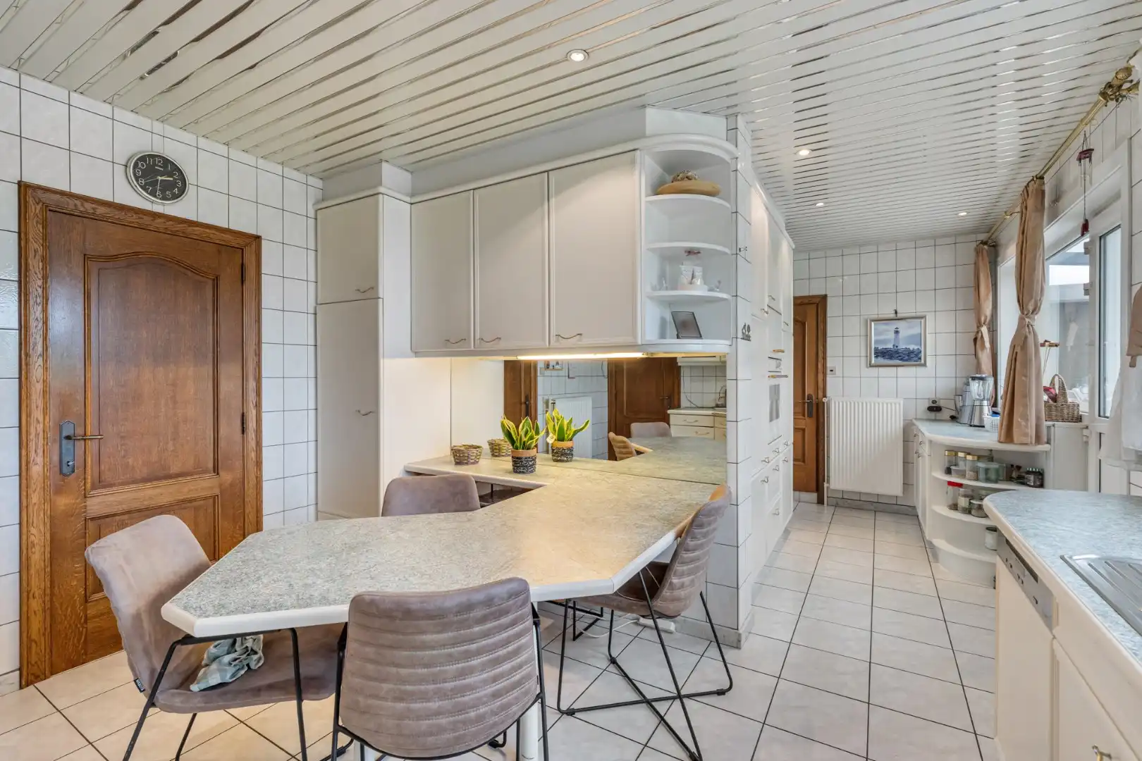 Een verrassend ruime half-vrijstaande stadswoning op perceel van 4a23ca. foto 14