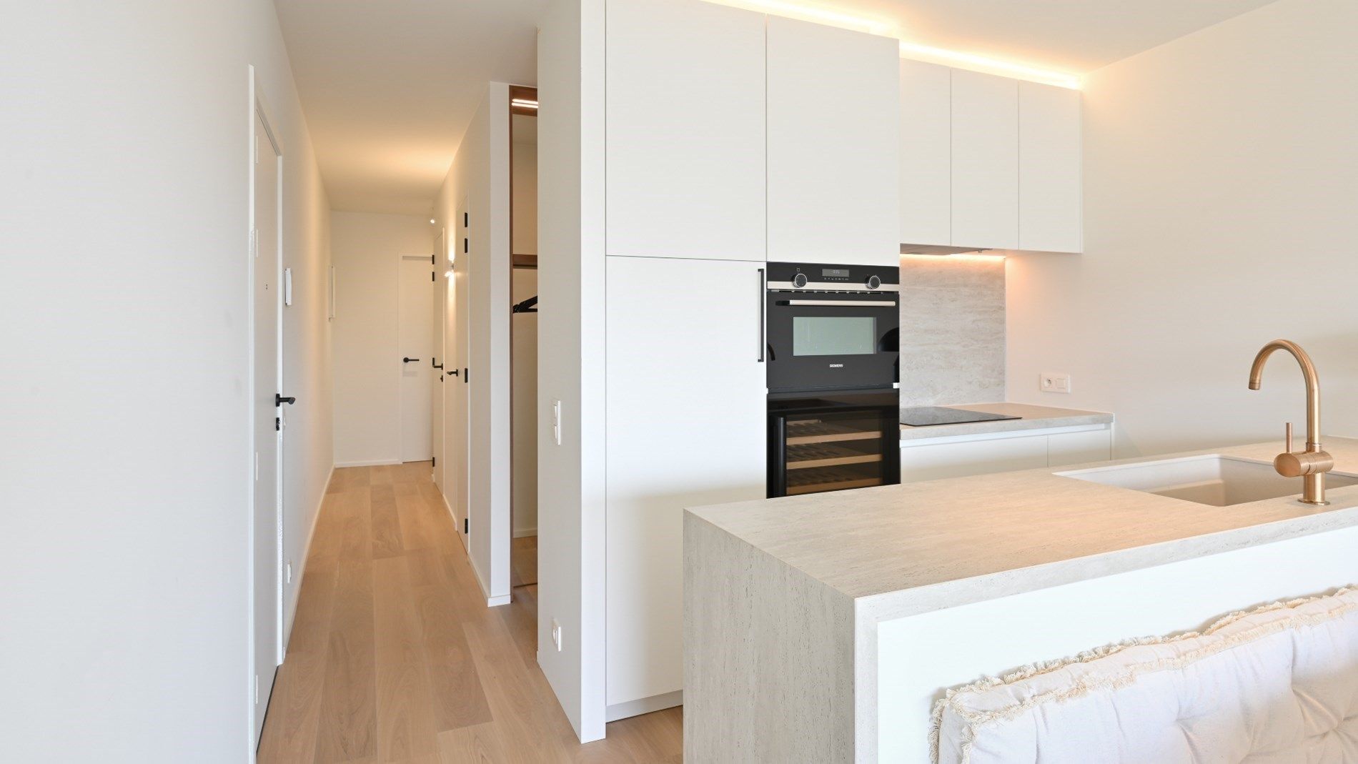 Luxueus vernieuwd appartement, gelegen in de Kustlaan, tussen het Van Bunnenplein en het Lichttorenplein. foto 15