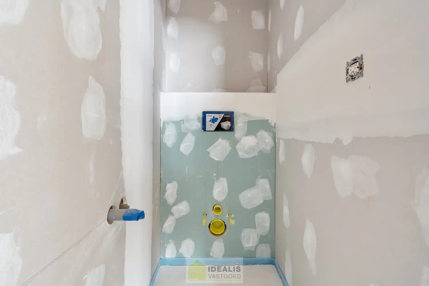 IDEALIS VASTGOED - PRACHTIGE CASCO+ PENTHOUSE MET EEN HEERLIJK LICHTRIJKE WOONKAMER MET OPEN KEUKEN EN AANSLUITEND ZEER RUIM TERRAS, 2 SLAAPKAMERS, BADKAMER, BERGPLAATS EN KELDERBERGING OP EEN GEGEERDE LOCATIE IN HET CENTRUM VAN PEER! Een aangename penthouse met een netto bewoonbare oppervlakte van +-102m² met veel lichtinval en grote glaspartijen en een ruim terras van maar liefst +- 22m², met apart kelderberging en fietsenstalling op een gegeerde locatie! Deze casco+ penthouse biedt op de 2de  verdieping een heerlijk ruime woonkamer met open keuken, een ruime inkom, een toilet, een bergplaats en toegang tot het ruim terras. Op de 3de  verdieping beschikt het penthouse over 2 slaapkamers en een badkamer. Een penthouse met vele troeven dus, nl. casco+ en nog volledig naar eigen smaak af te werken, een fijne locatie, veel lichtinval en ruime glaspartijen, zeer ruime leefruimte met open keuken, 2 slaapkamers, laag energieverbruik,… foto 13