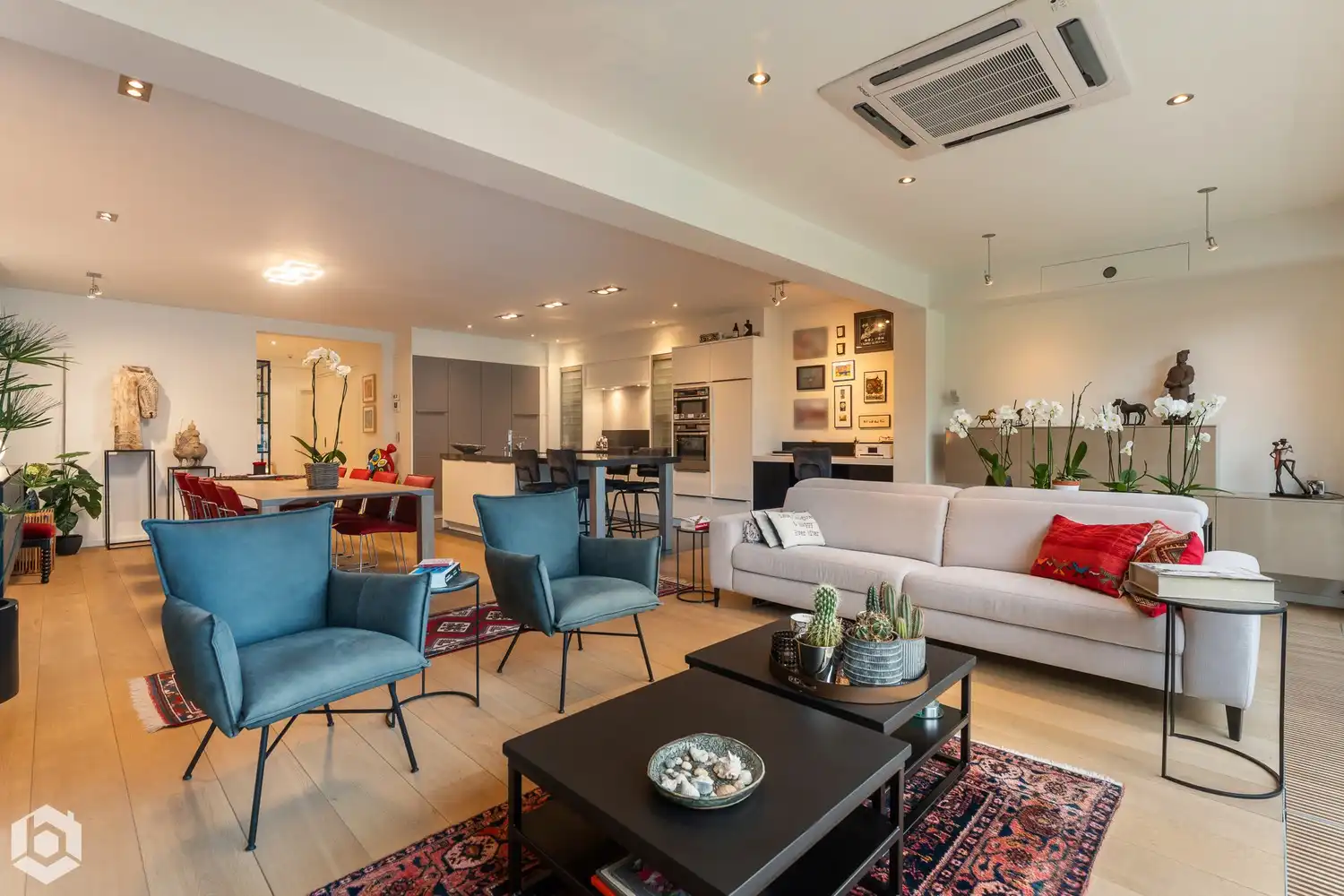 Exclusief gelijkvloers appartement met 2slpkrs, prachtige tuin en zwembad foto 5