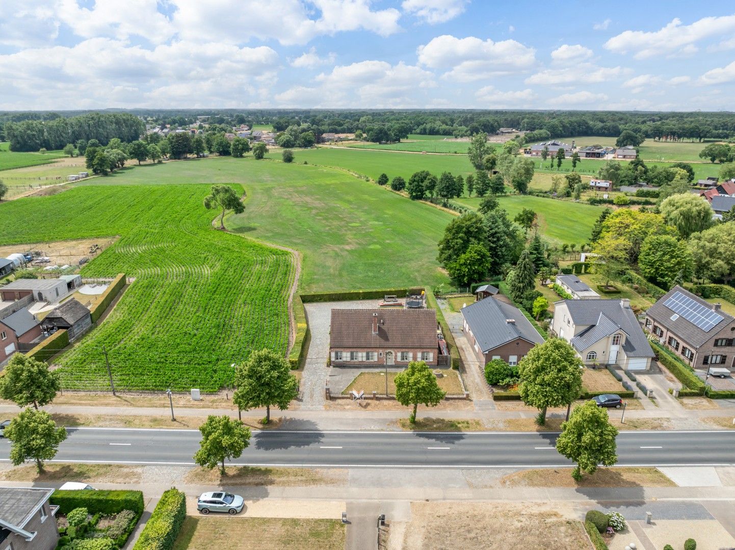 Zeer ruime en energiezuinige woning met 7 slpk te Westerlo foto {{pictureIndex}}