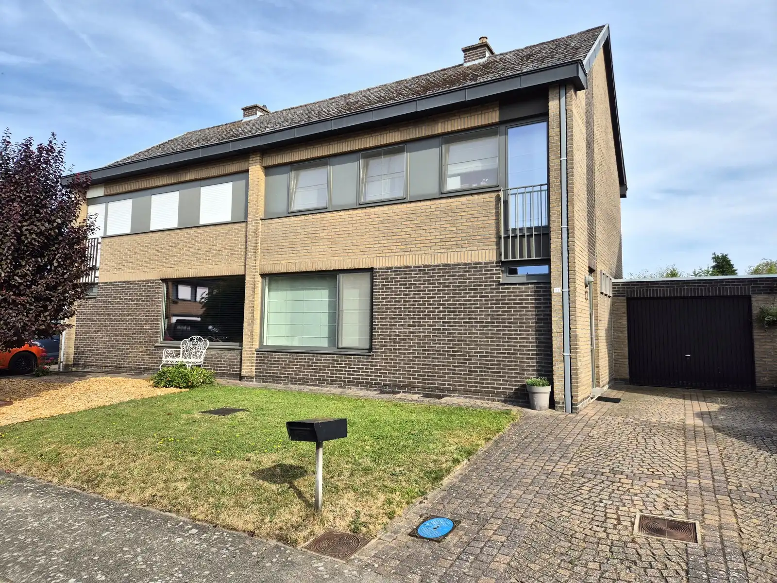 Hoofdfoto van de publicatie: Lichtrijke halfopen woning met garage in een rustige straat