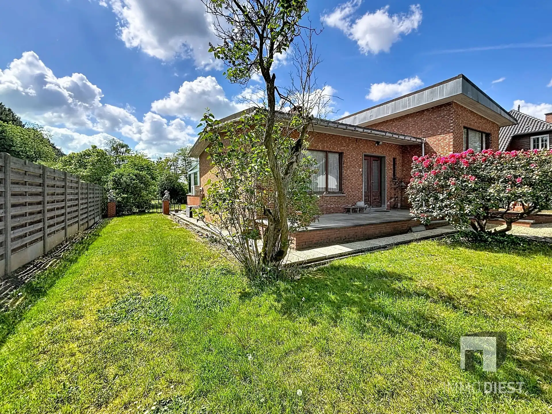 Gezinswoning op mooie locatie op 8,60are foto 2