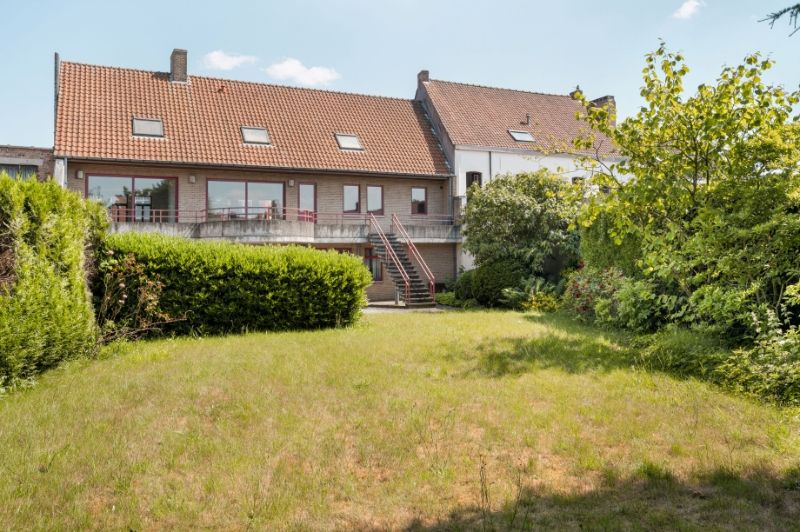 Centraal gelegen gebouw met gelijkvloerse handelsruimte, appartement met terras, extra verdieping en grote tuin foto 2