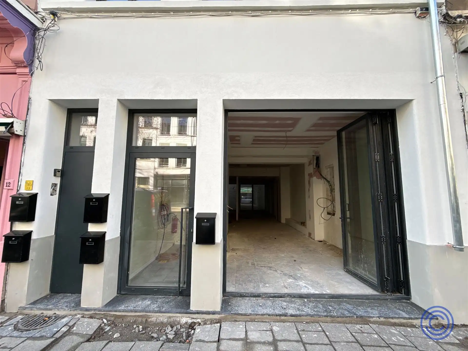 Handelspand ca. 90m² met terras aan Marnixplaats foto 2