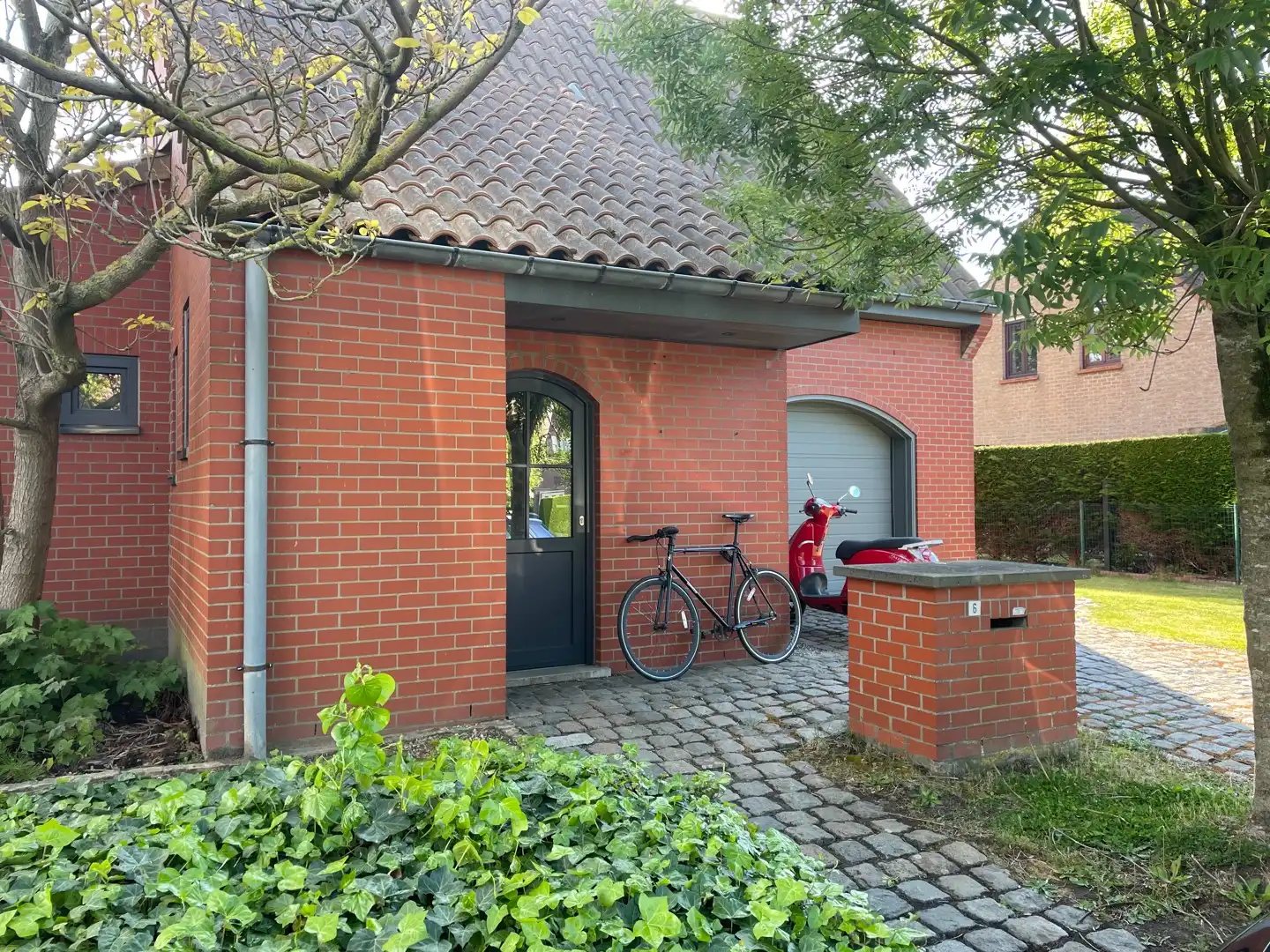Knappe villa met zuidgerichte tuin in rustige straat foto {{pictureIndex}}
