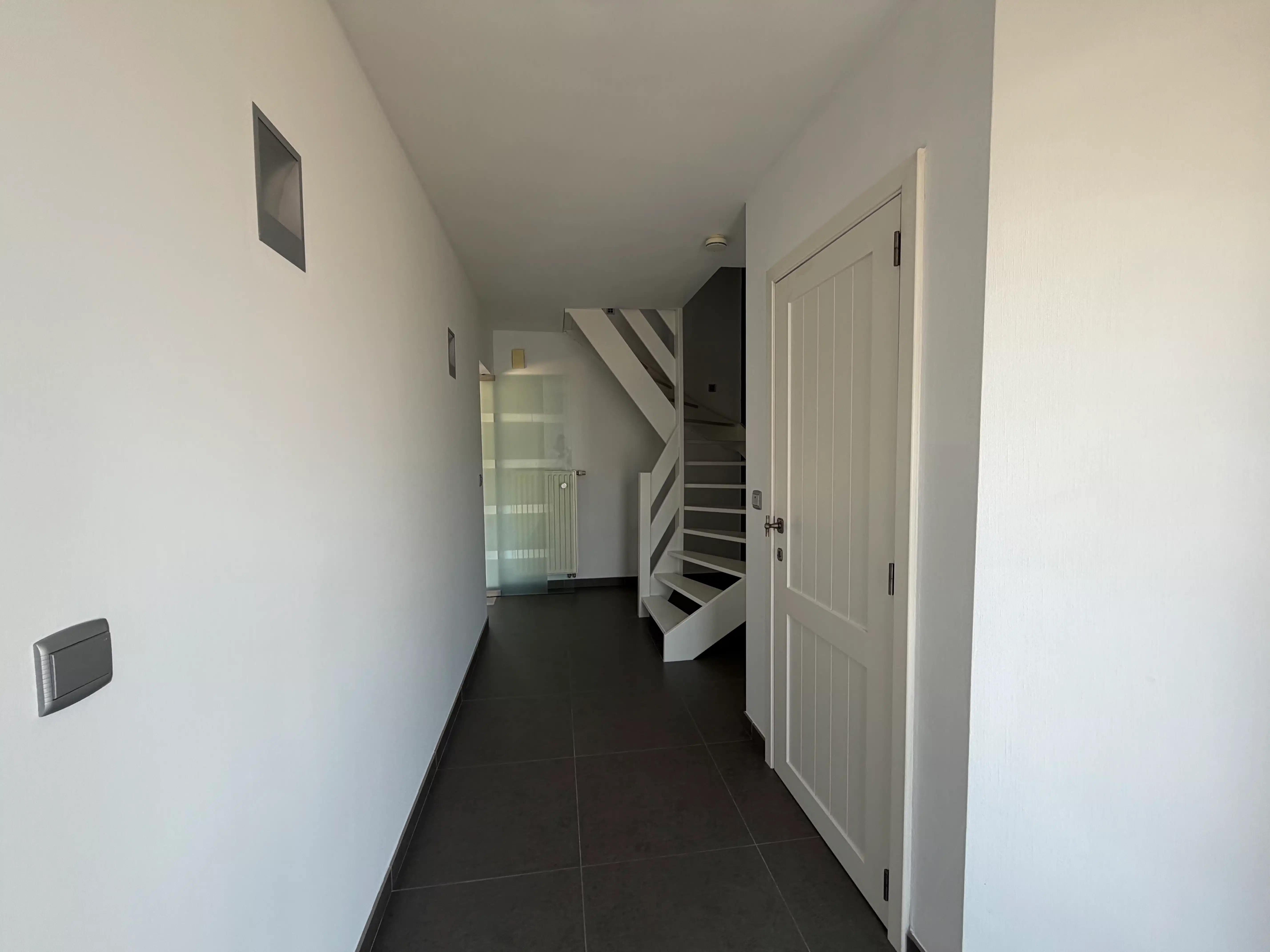 Halfopen woning met 3 slaapkamers, tuin en carport foto 2