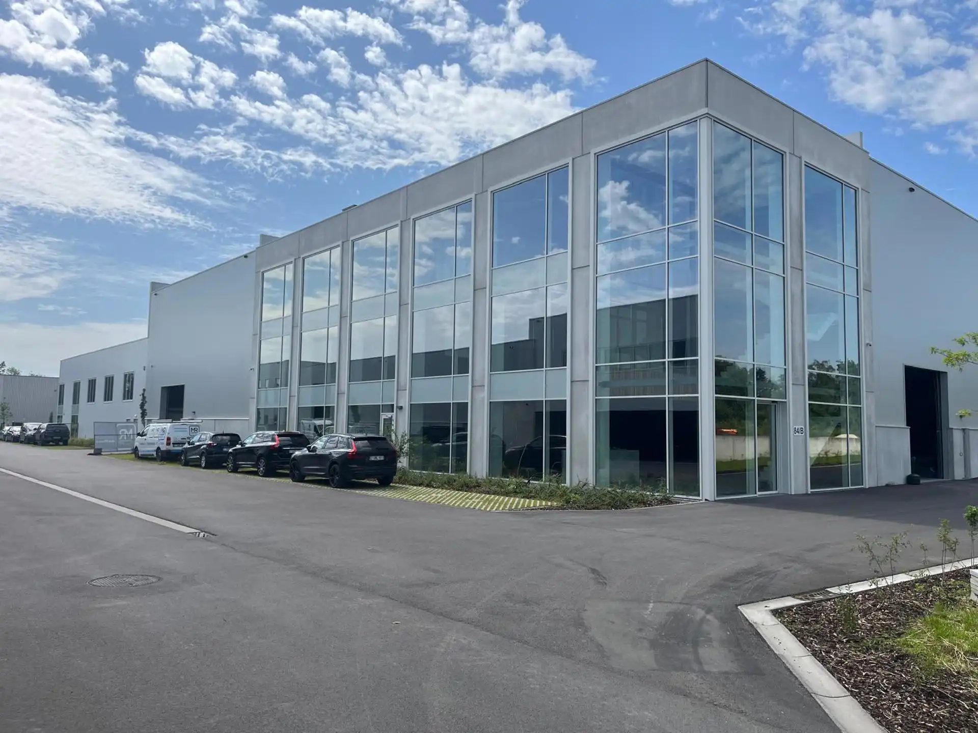 Duffel: Moderne kantoren van 560m² met 1.500m² magazijn foto {{pictureIndex}}