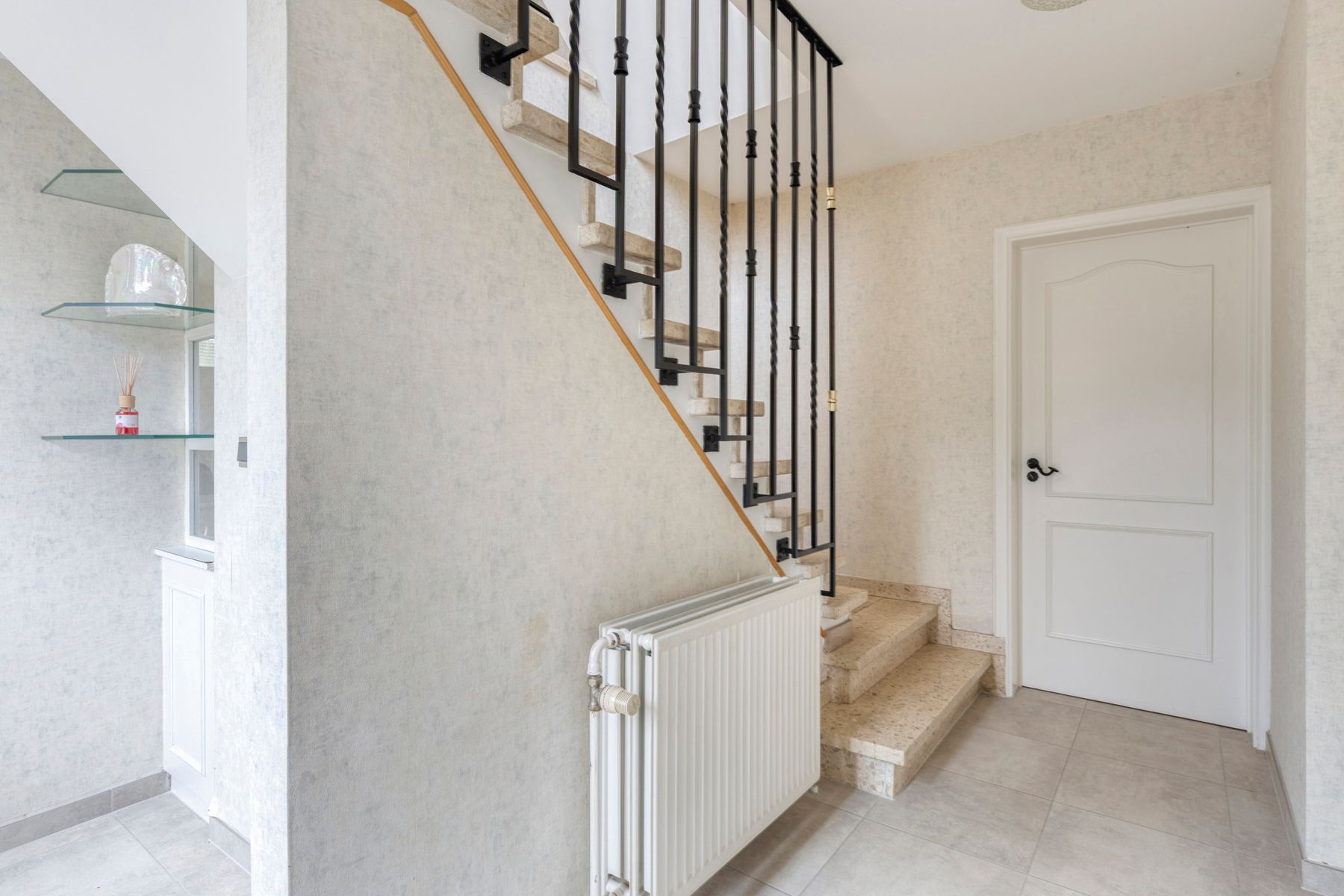 Residentieel gelegen villa met 4 slaapkamers en bureel foto 13