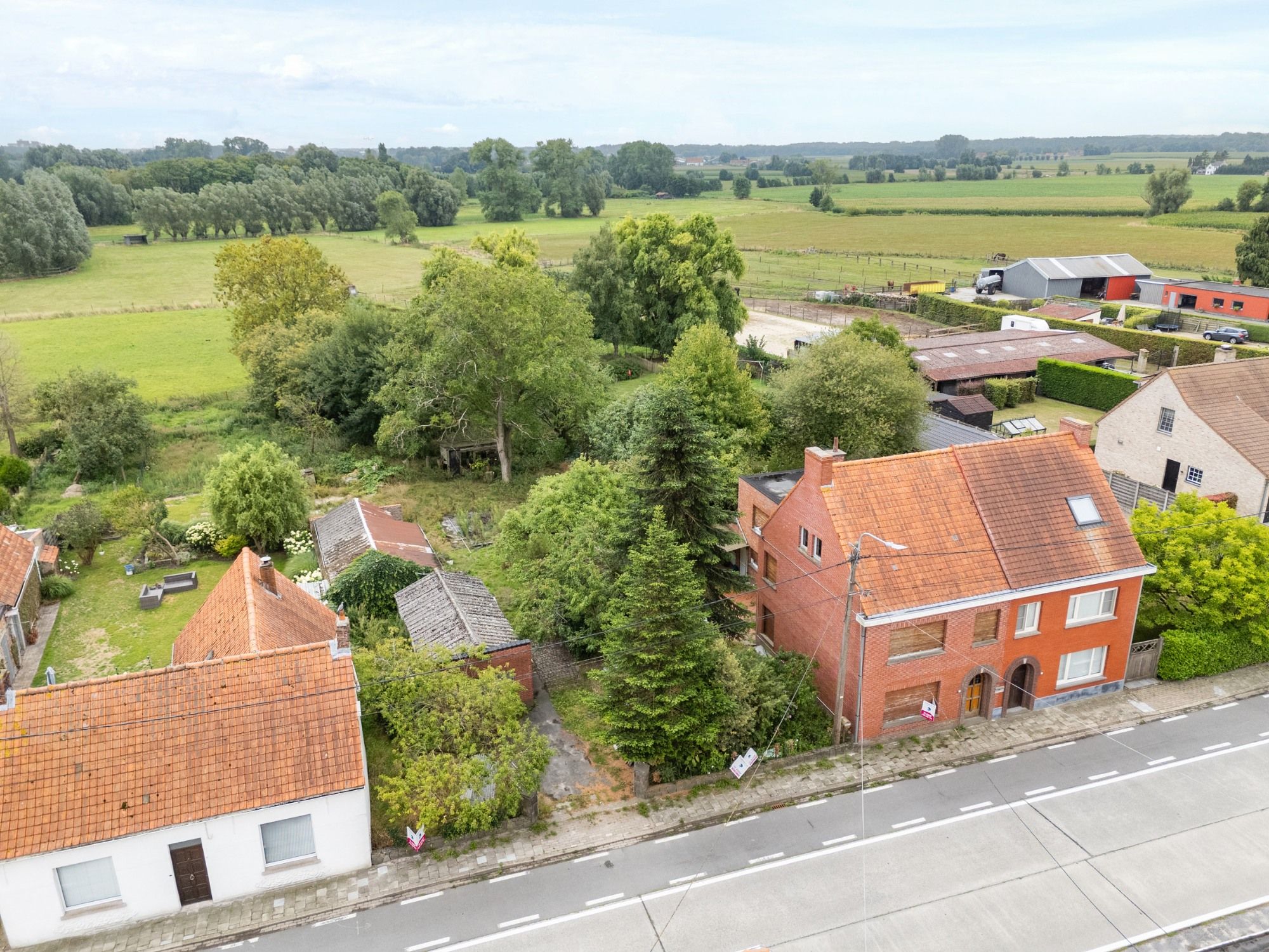 Hoofdfoto van de publicatie: GOED GELEGEN WONING met LANDELIJK UITZICHT op 1789 M²