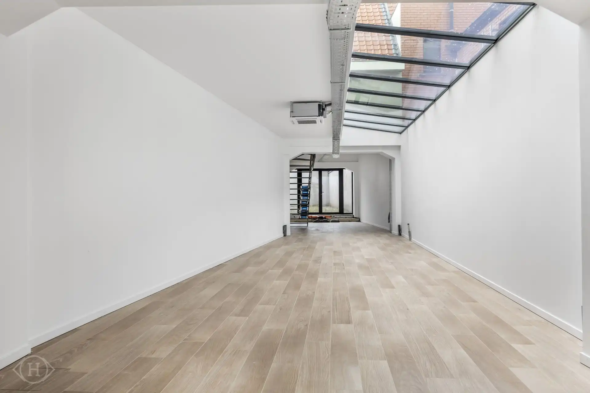 Instapklare handelsruimte met veel lichtinval en stadstuintje foto 3