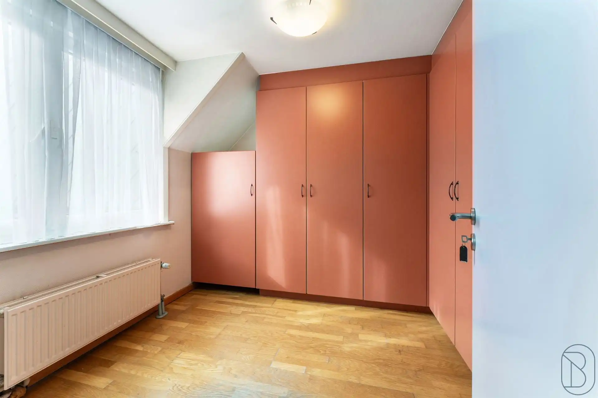 Vernieuwde handelszaak met woonst, en grote garage foto 21