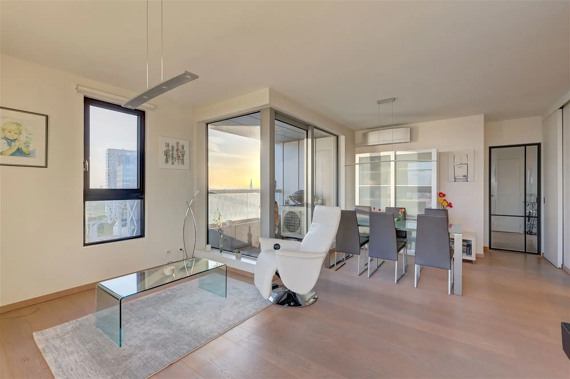 Instapklaar appartement met 2 slpks met terras in centrum Antwerpen foto {{pictureIndex}}