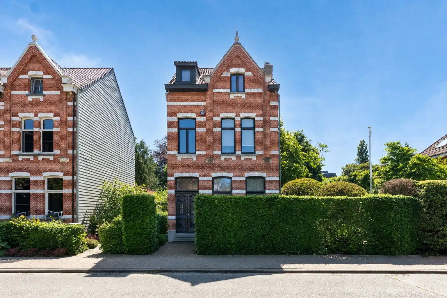 Hoofdfoto van de publicatie: Karaktervolle herenwoning met verwarmd zwembad in hartje Kapellen.