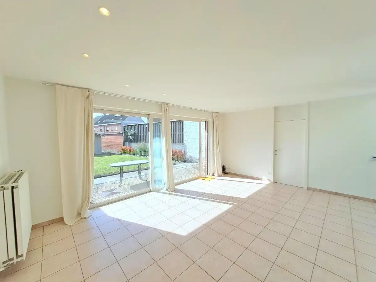 Lichtrijk gelijkvoers appartement met tuin en 2 slaapkamers en garage foto 13