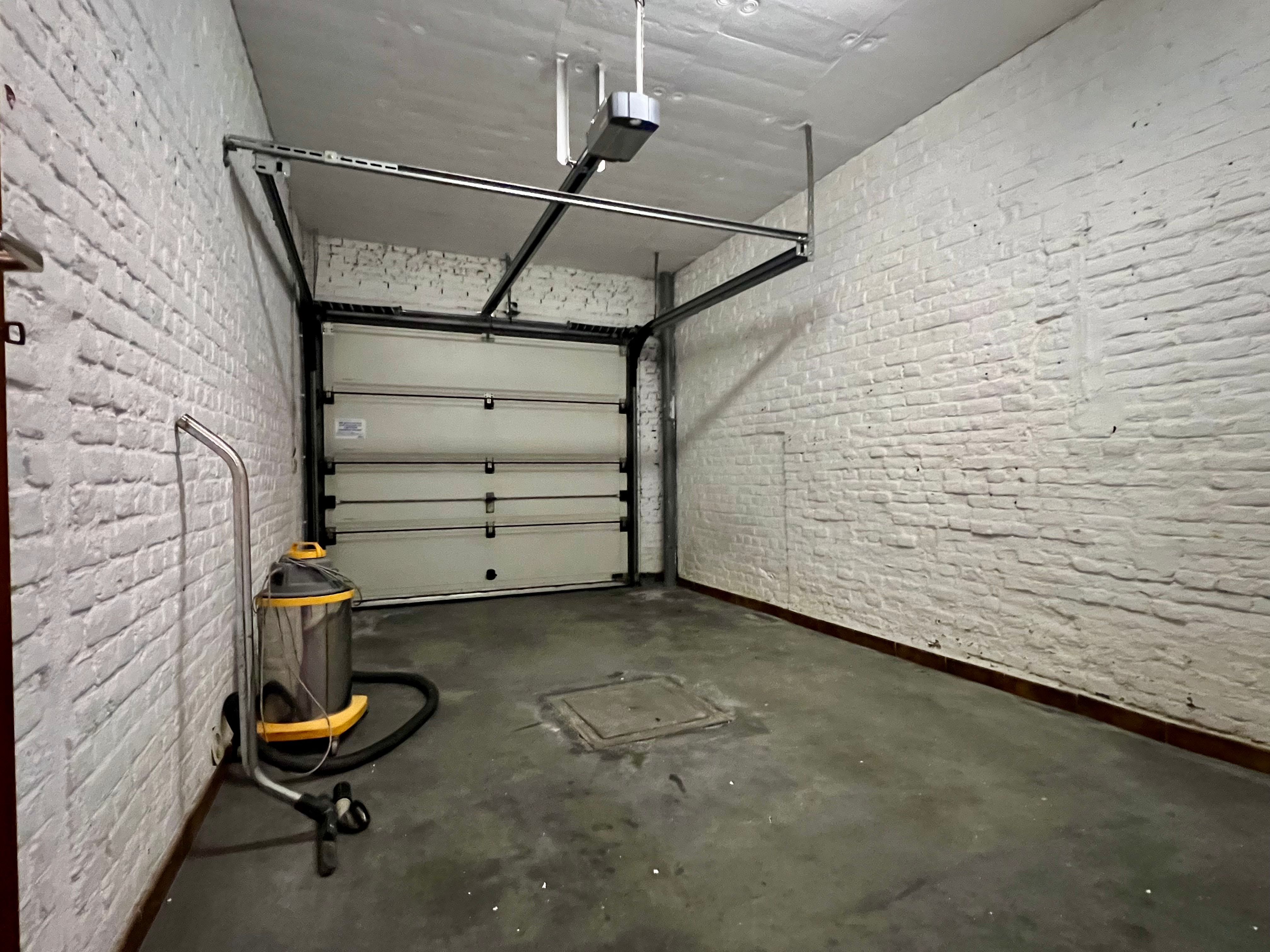 Gesloten bebouwing met 3 slaapkamers & inpandige garage centrum Eeklo foto 11