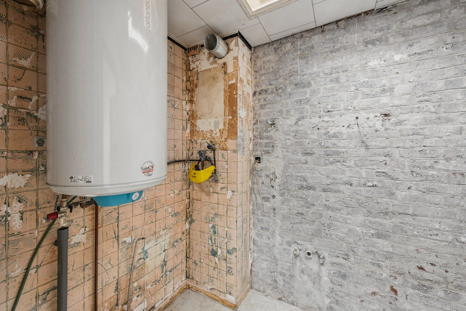 Deels te renoveren bel-étage met ruime garage en potentieel foto 12