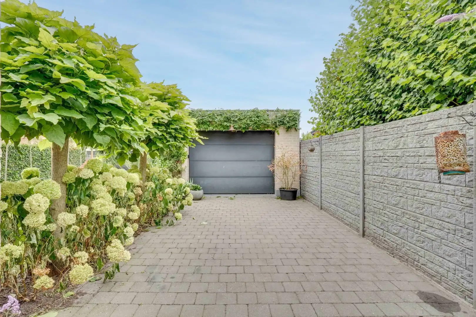 INSTAPKLARE GEZINSWONING MET 4 SLAAPKAMERS, ZWEMBAD EN PRACHTIGE TUIN OP 609M2 TE MAASMECHELEN foto 2