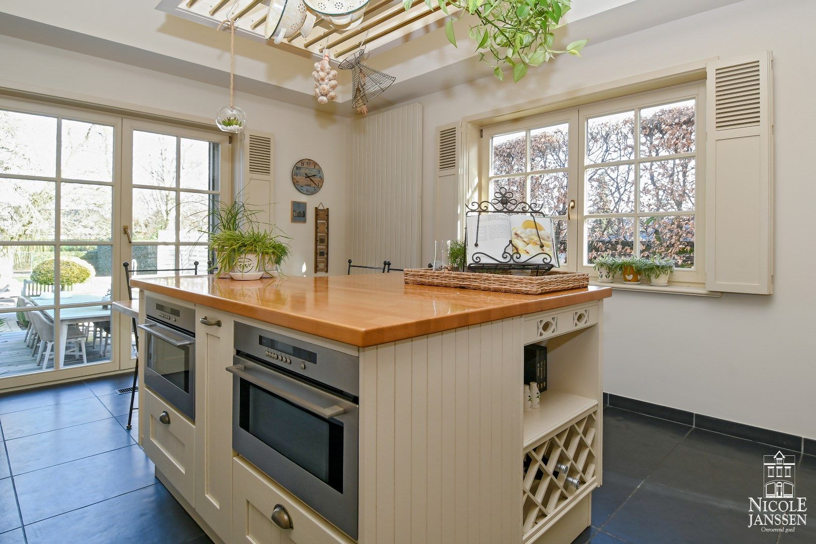 Verrassend ruime woning met bijgebouw en mooie tuin met zwembad foto 12