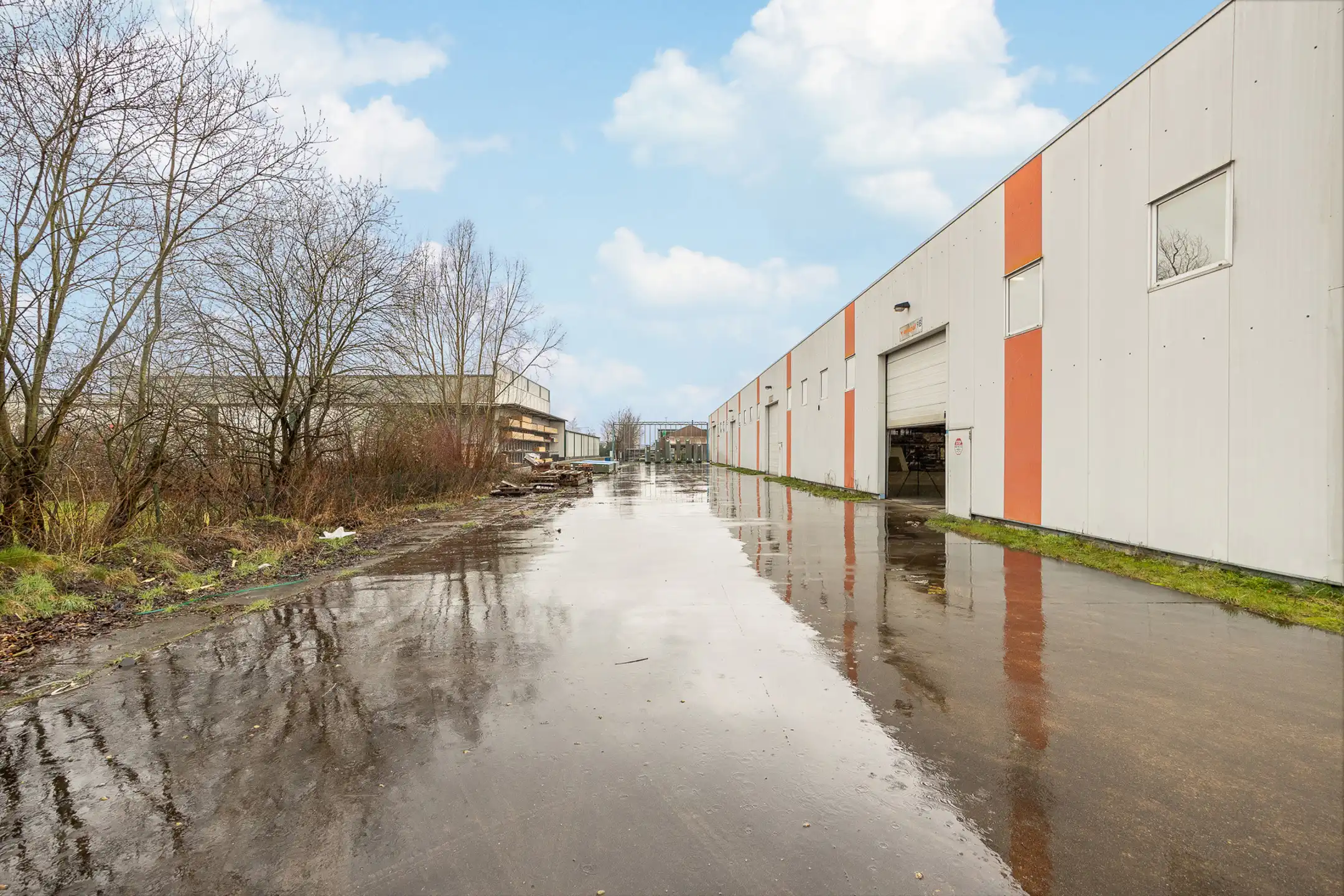 Magazijnen te huur met kantoor foto 12