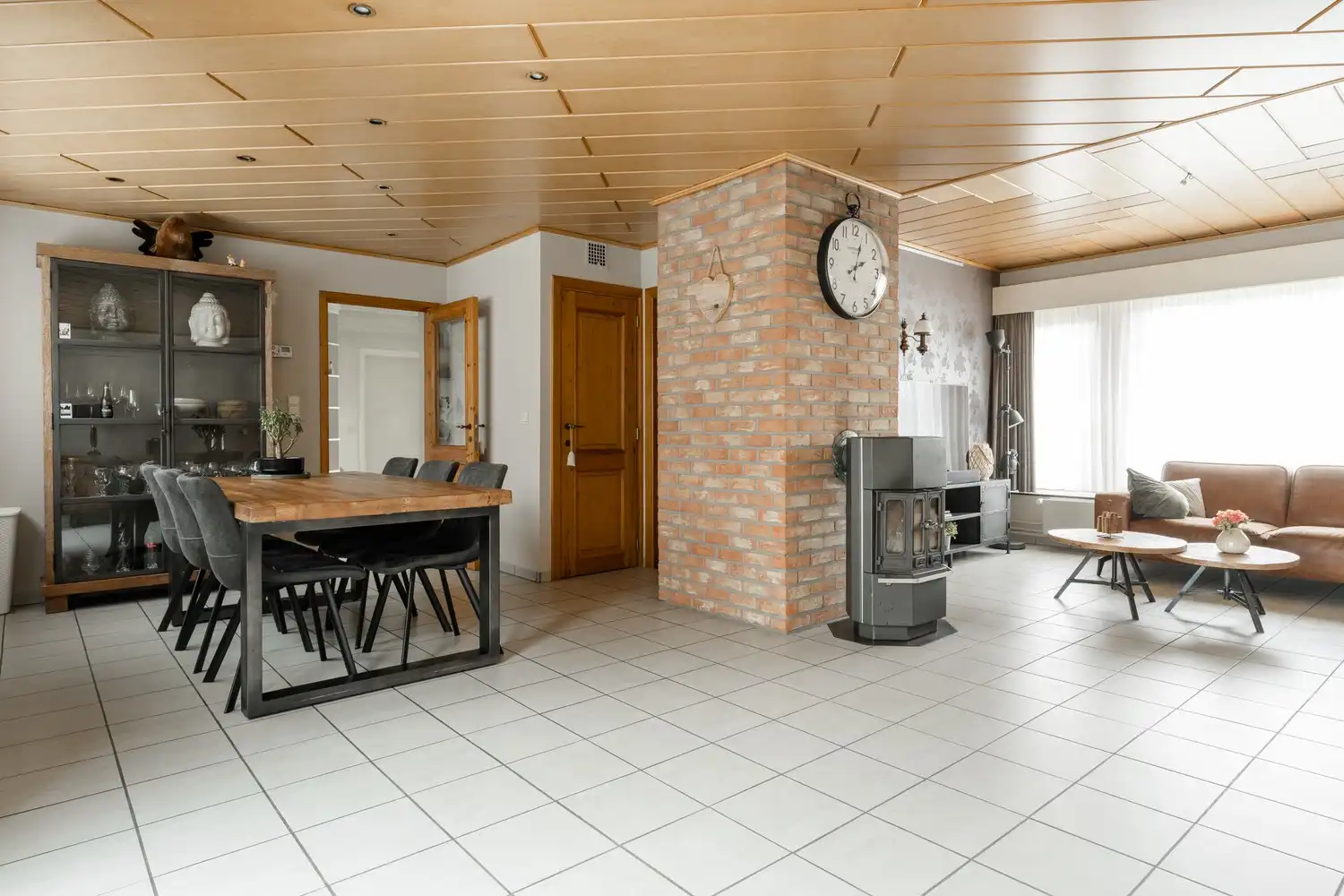 Instapklare  gezinswoning op ruim hoekperceel van 784 m² foto 4