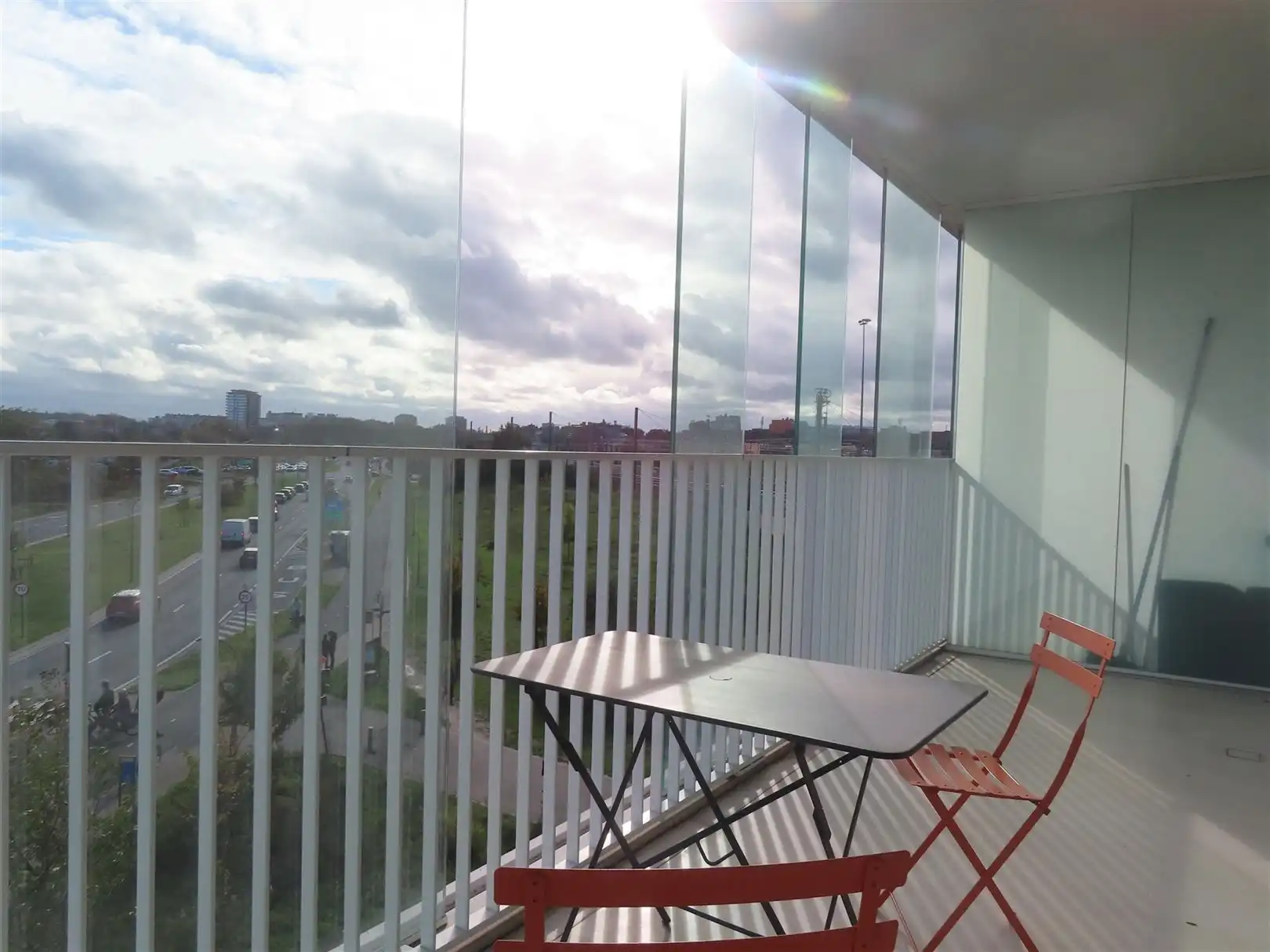 Knap gemeubeld beginners appartement met terras én parking! foto 16