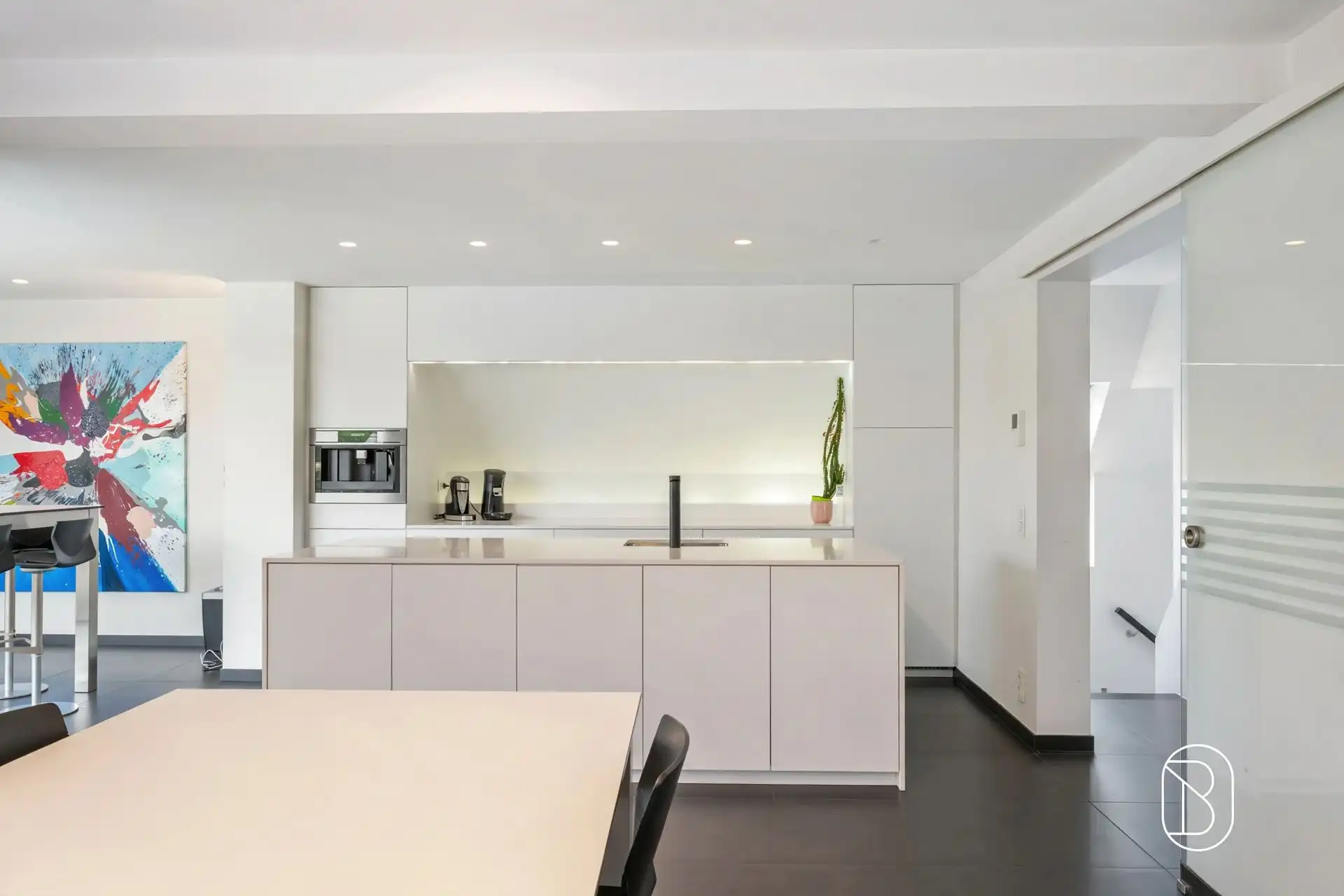 Commercieel gelegen kantoor/praktijk + woonst met atelier foto 17