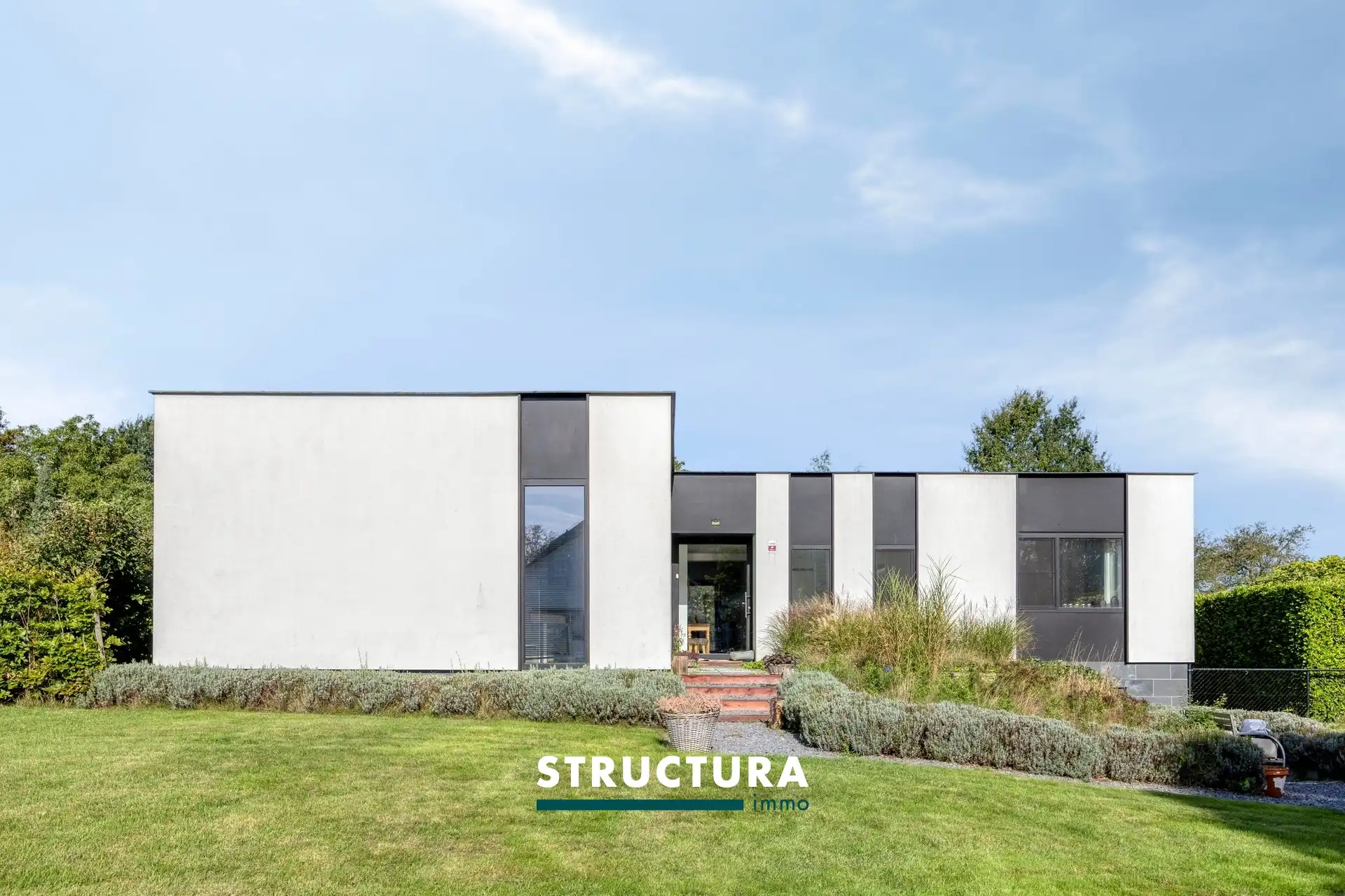 Hoogwaardig verbouwde villa op 28a 53ca met groenzicht foto {{pictureIndex}}