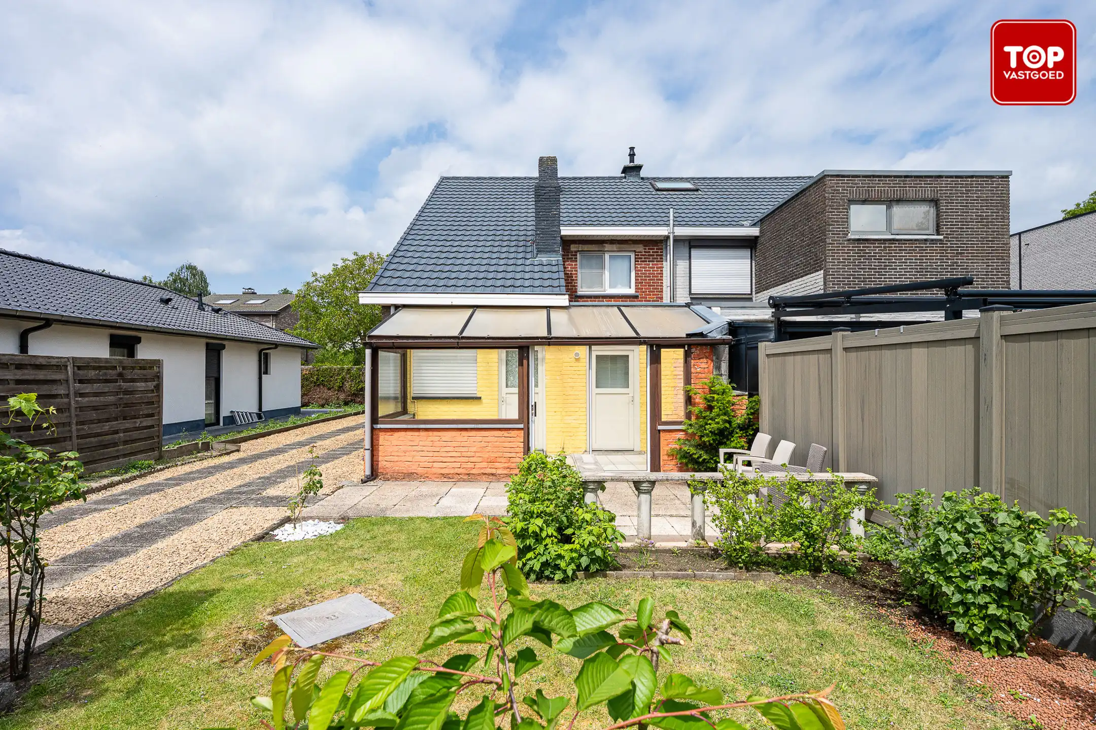 Op te frissen half open bebouwing met 3 slaapkamers, tuin en garage.  foto 27