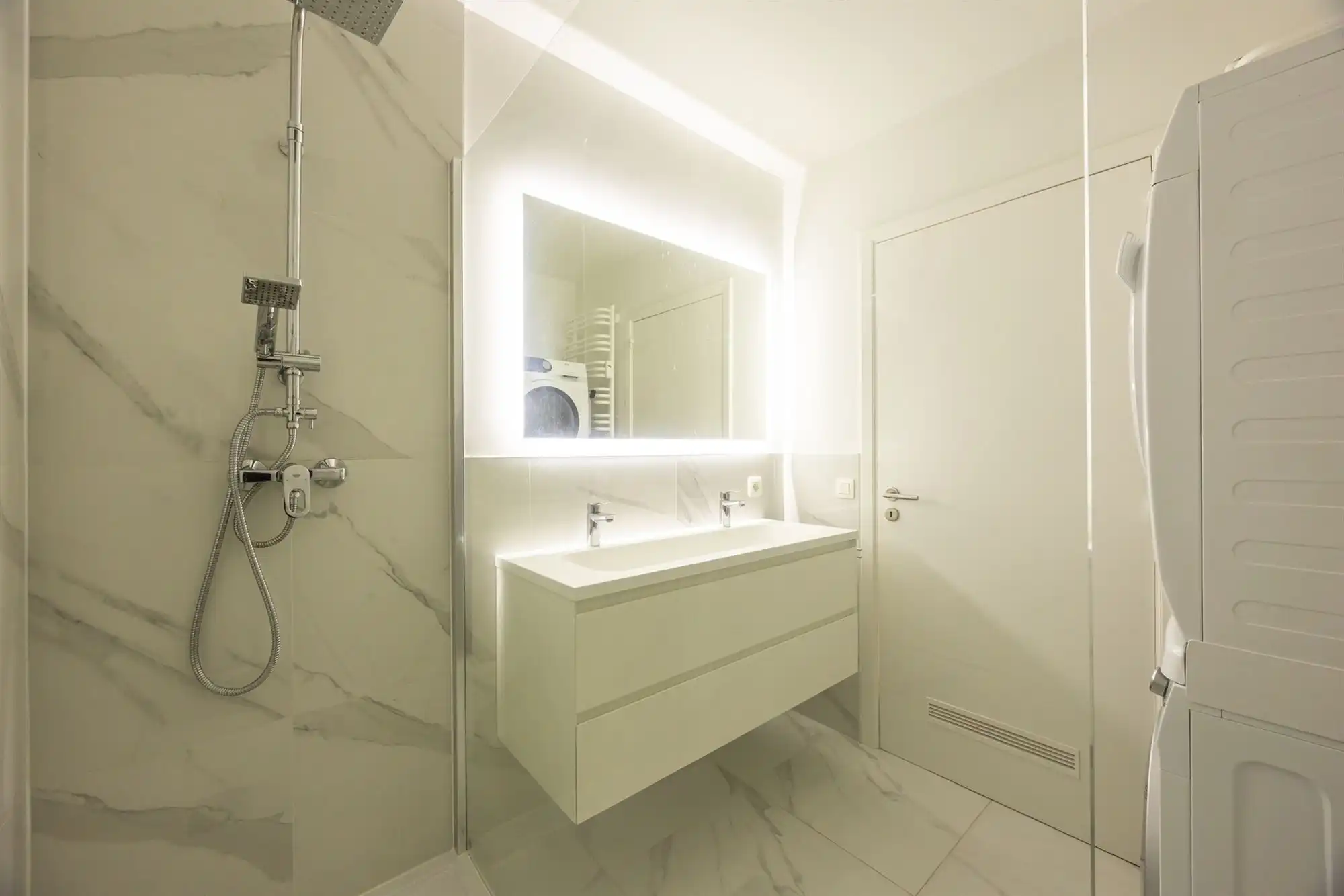 Instapklaar tweeslaapkamer appartement met terras in Deurne-Zuid foto 10