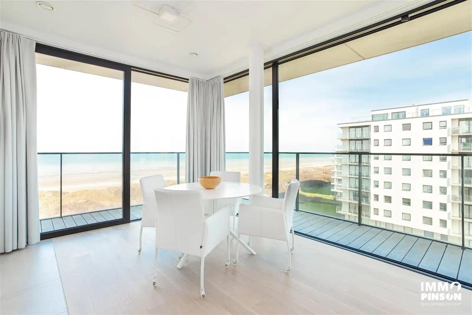 Lichtrijke assistentieflat met wijds zicht op zee, strand en duinen foto 3