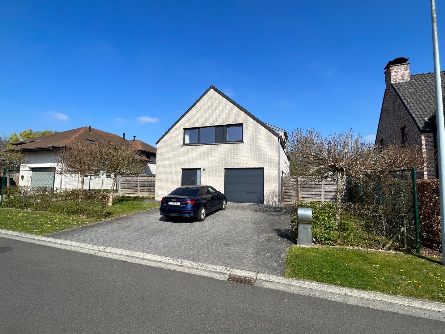 Ruime villa in residentiële wijk te Dikkelvenne foto {{pictureIndex}}