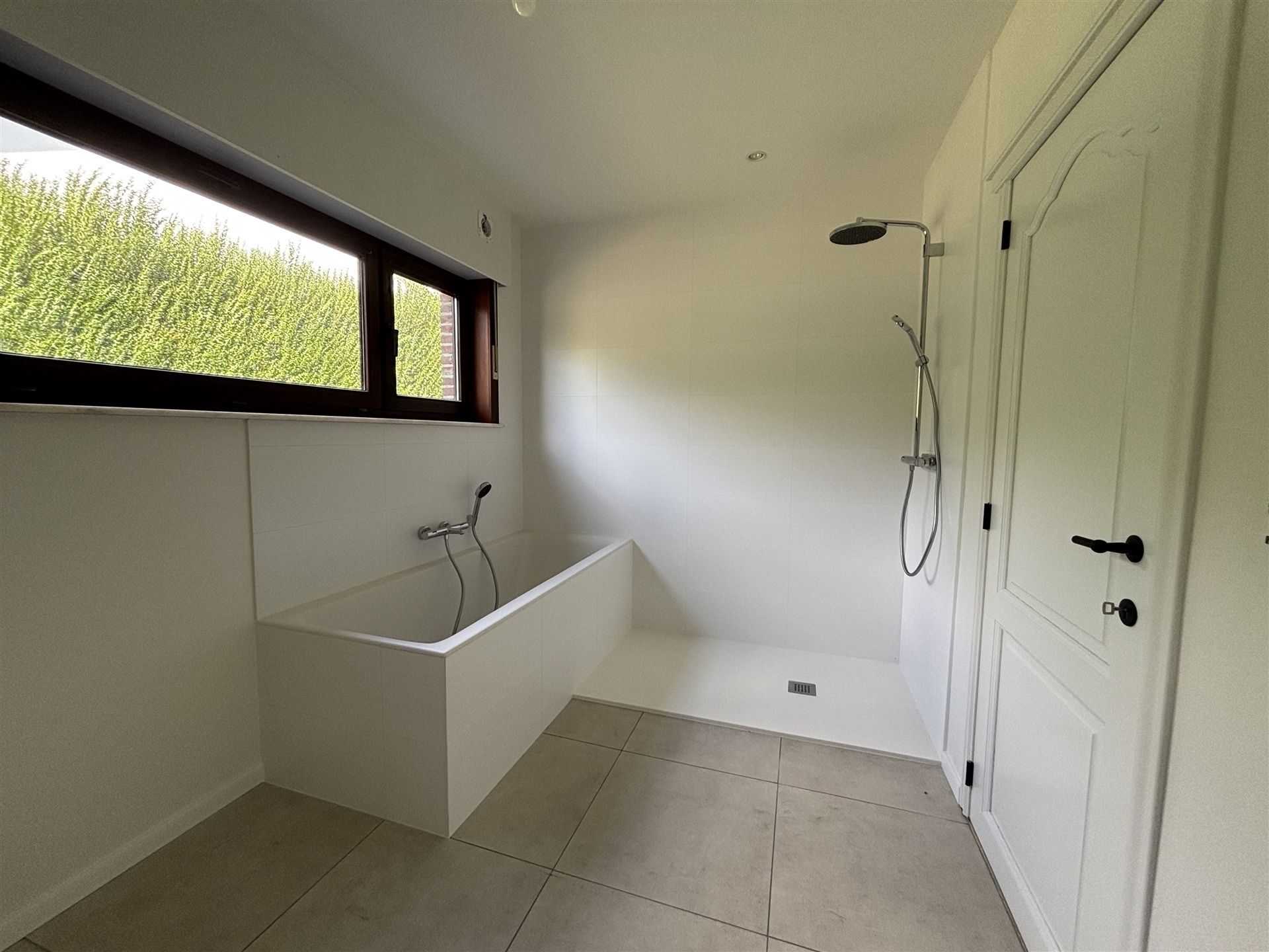 Ruime woning met grote tuin in een rustige straat foto 25