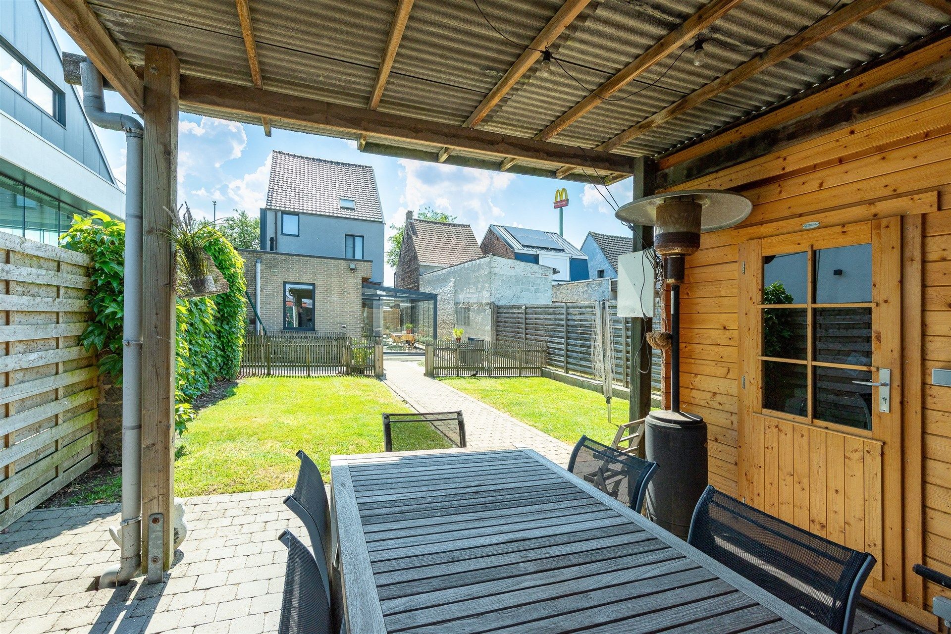 Uitstekend gerenoveerde woning met tuin en parkeerplaats foto 26