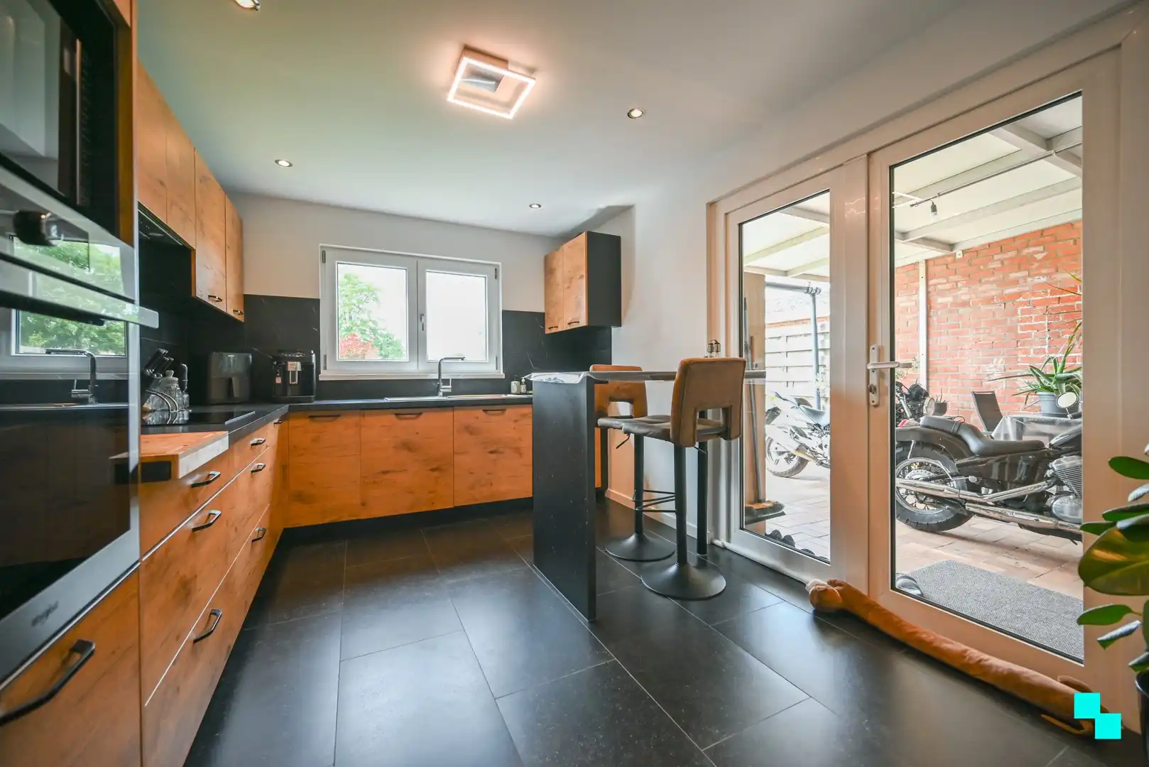Instapklare, gerenoveerde woning met achteruitgang te Izegem foto 11