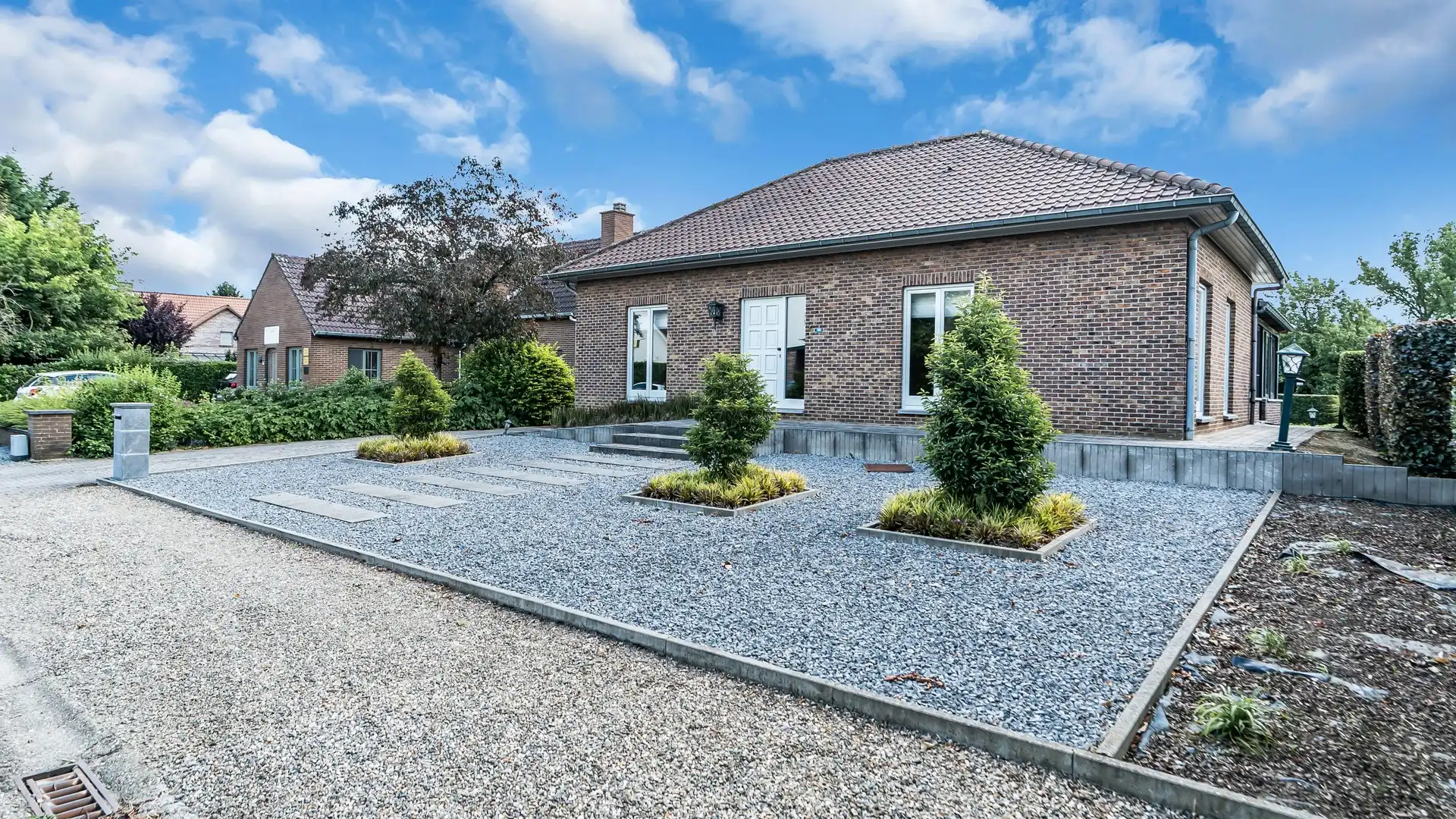 Ruime vrijstaande woning op een prachtig perceel van 746 m² in Rekem foto 2