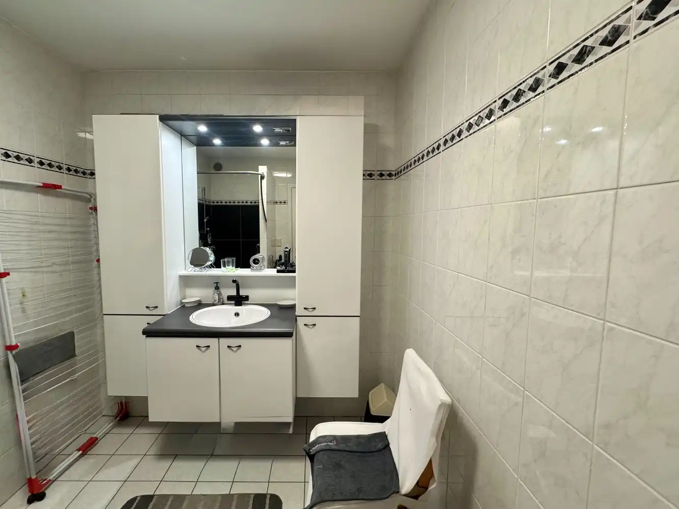 INSTAPKLAAR GELIJKVLOERS APPARTEMENT (H.O.B) foto 7