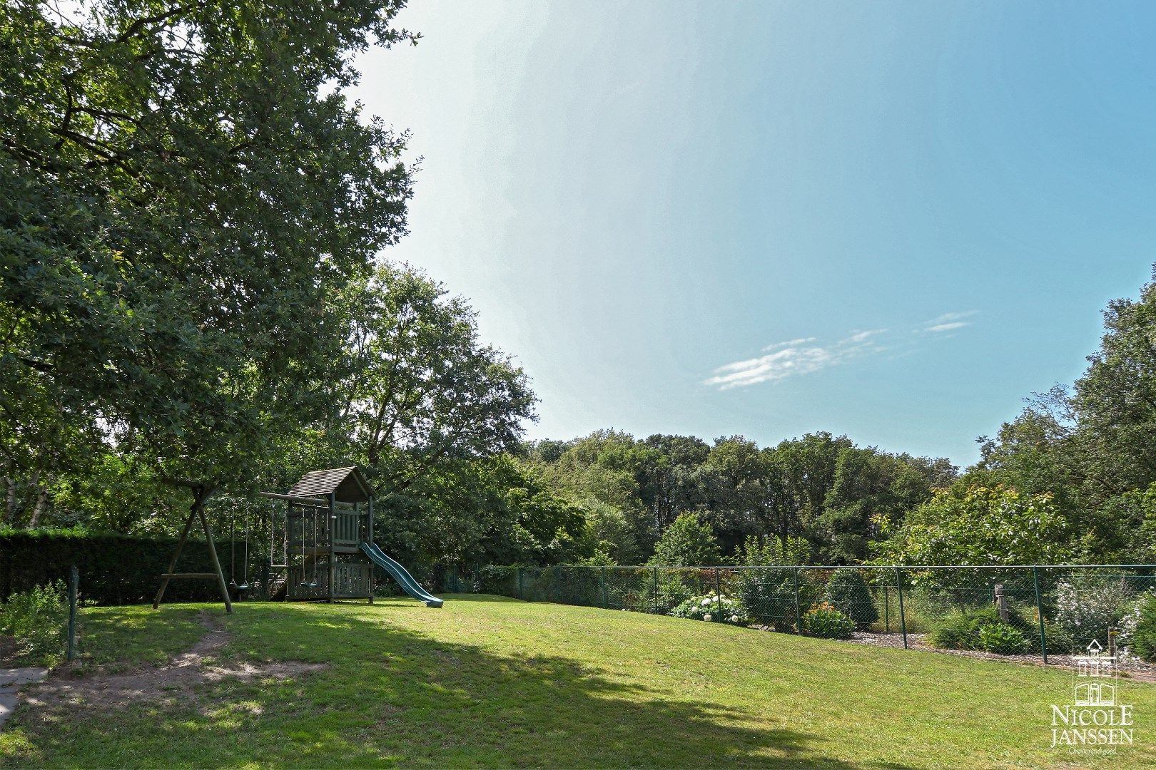 Hedendaagse gezinswoning met vier slaapkamers en verzorgde tuin foto 32