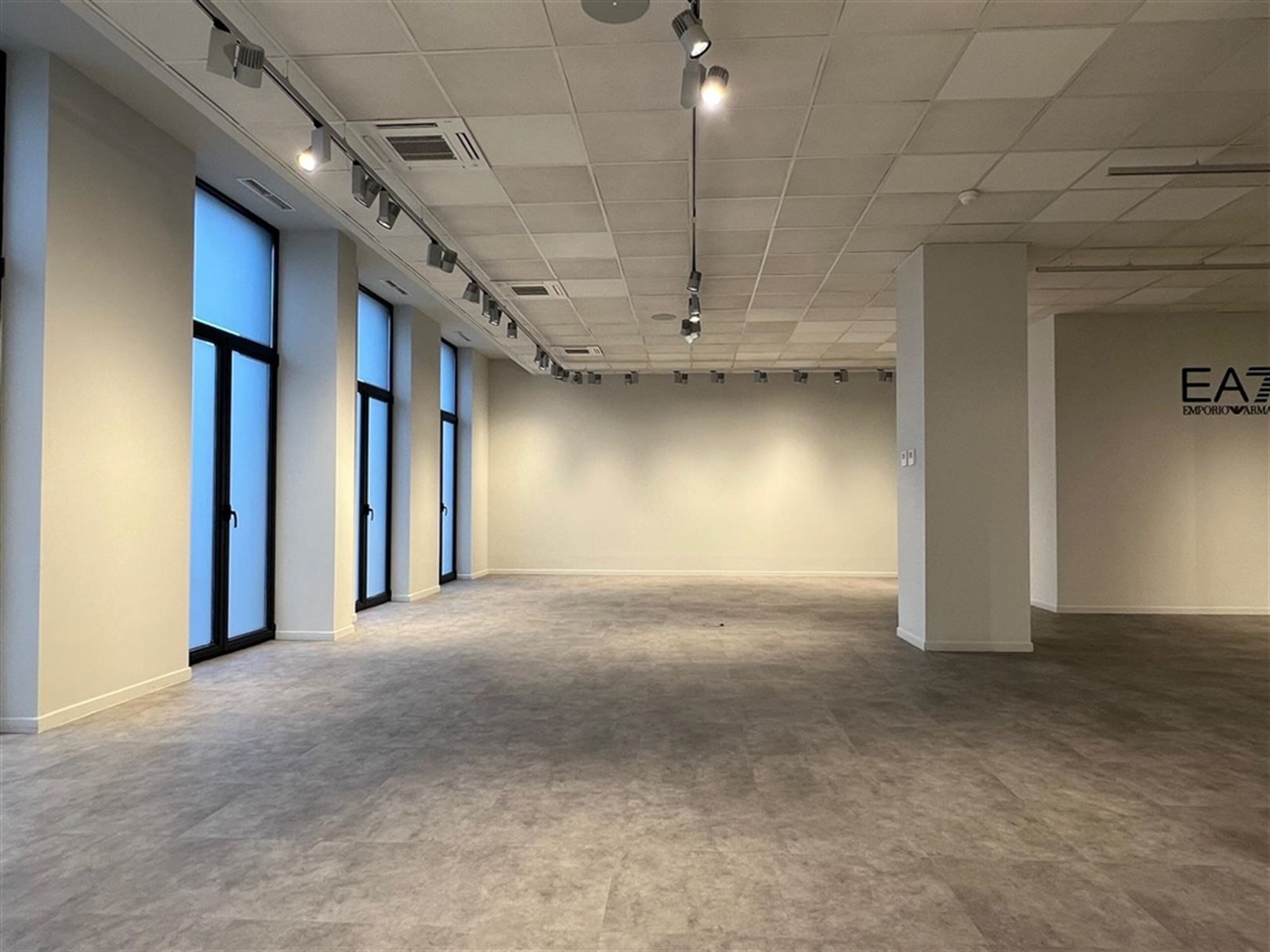 Voormalige showroom van Italiaans modemerk nabij Antwerpen-Centraal foto 5