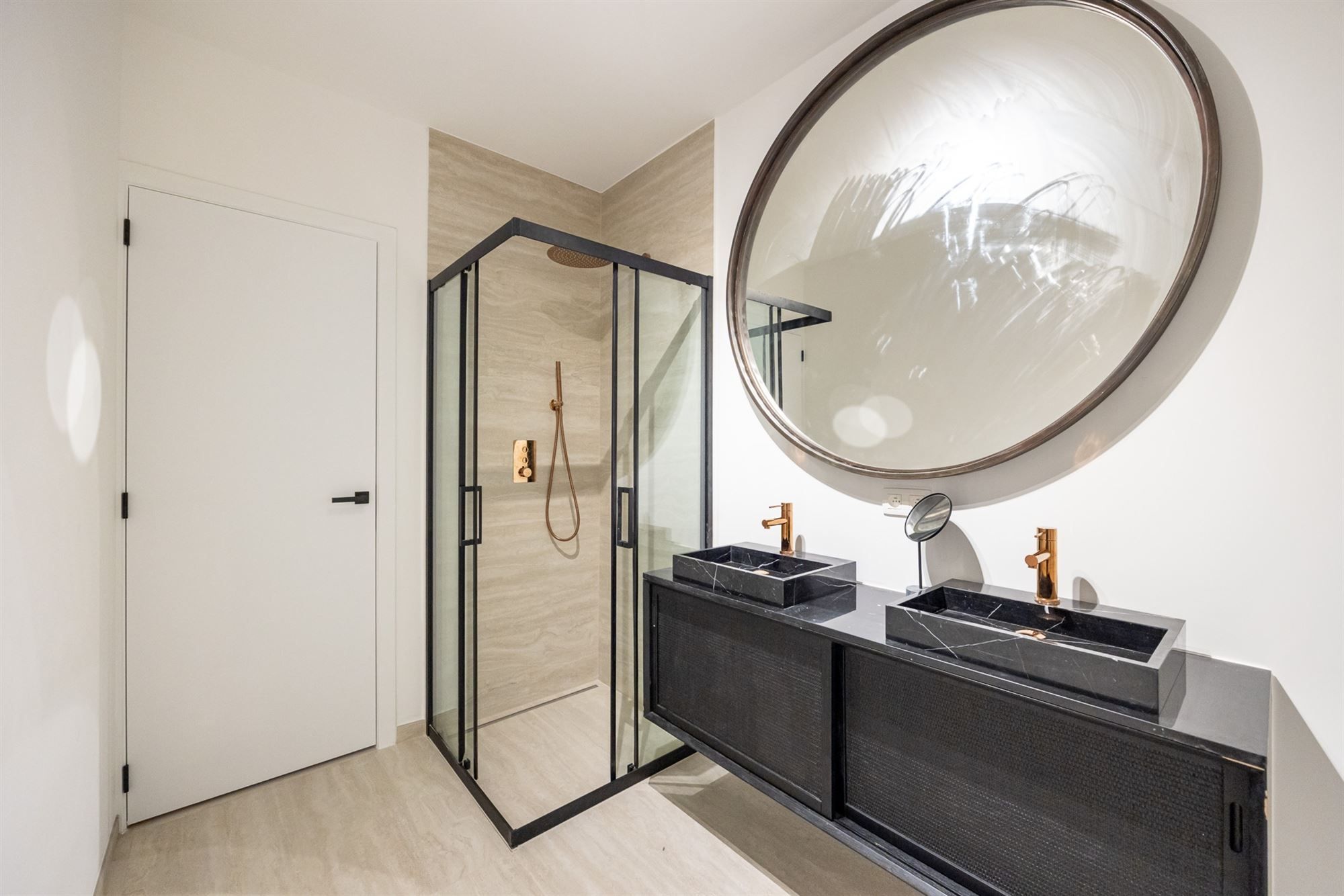 Nieuwbouwwoning met vier slaapkamers en tuin foto 18