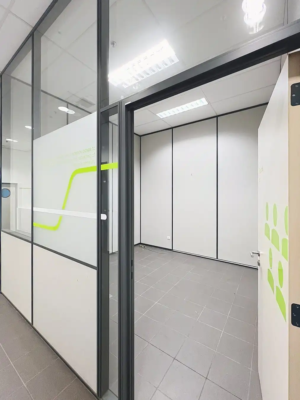 Goed gelegen LICHTRIJKE  kantoorruimte aan interessante voorwaarden nabij afrit Kortrijk-Oost E17. foto 8